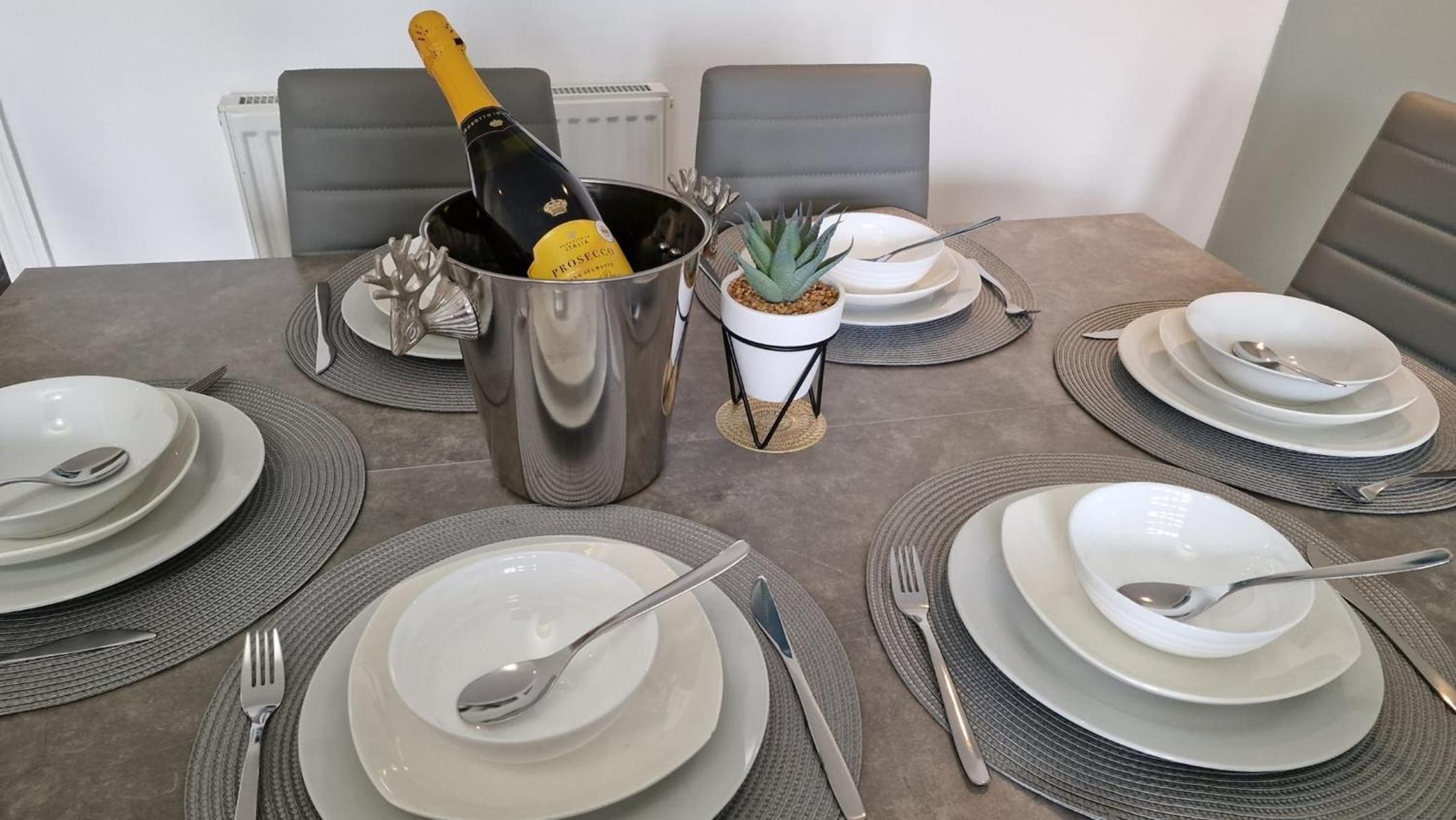 Margam's Alvington House for Business Travellers, Relocator or Families with FREE Parking, High Speed Internet and fully equipped kitchen view 5