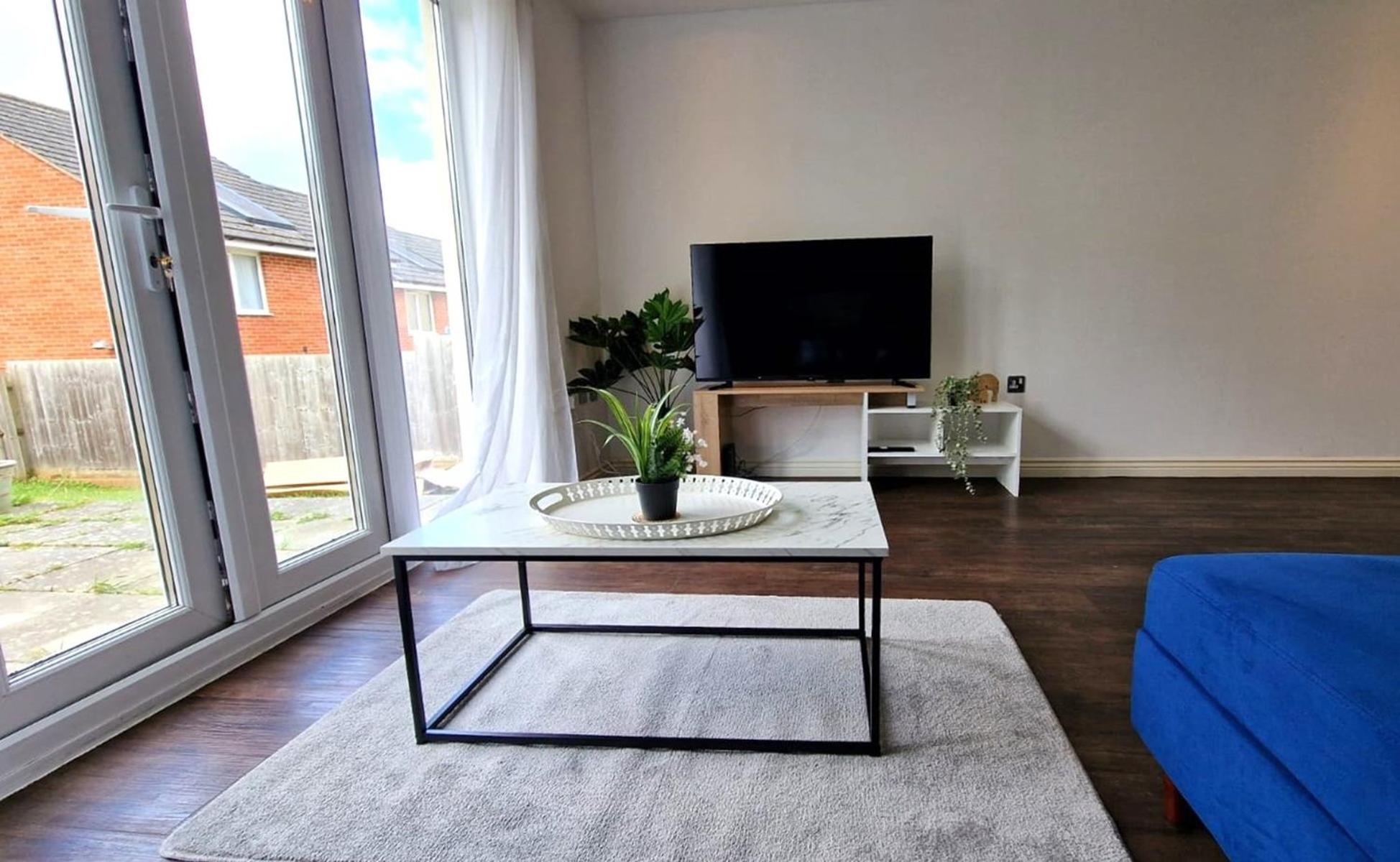Margam's Alvington House for Business Travellers, Relocator or Families with FREE Parking, High Speed Internet and fully equipped kitchen view 2