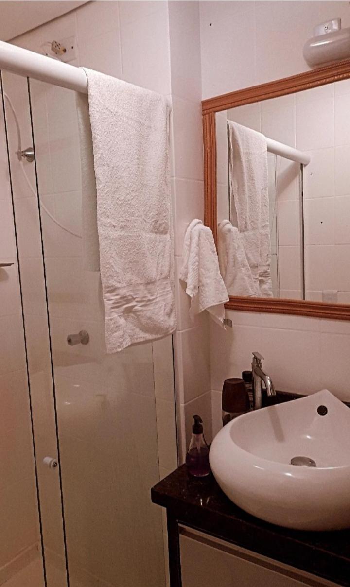 Apartamento compartilhado comigo mais 2 felinos