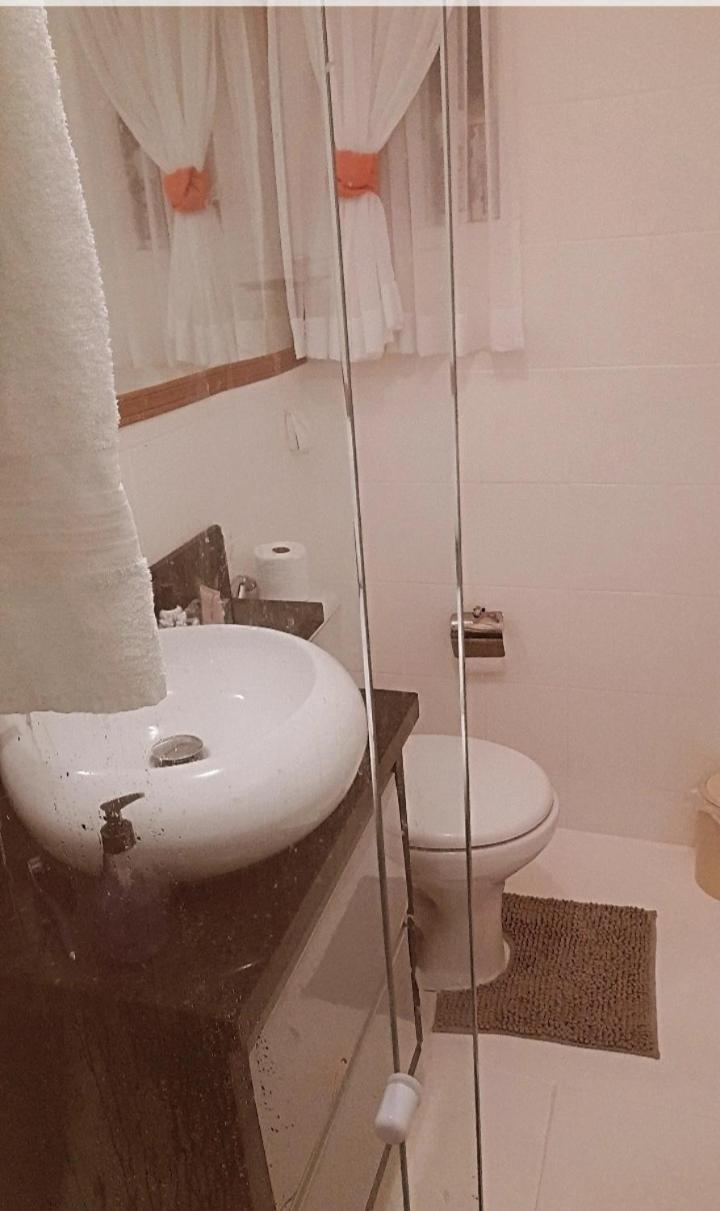 Apartamento compartilhado comigo mais 2 felinos