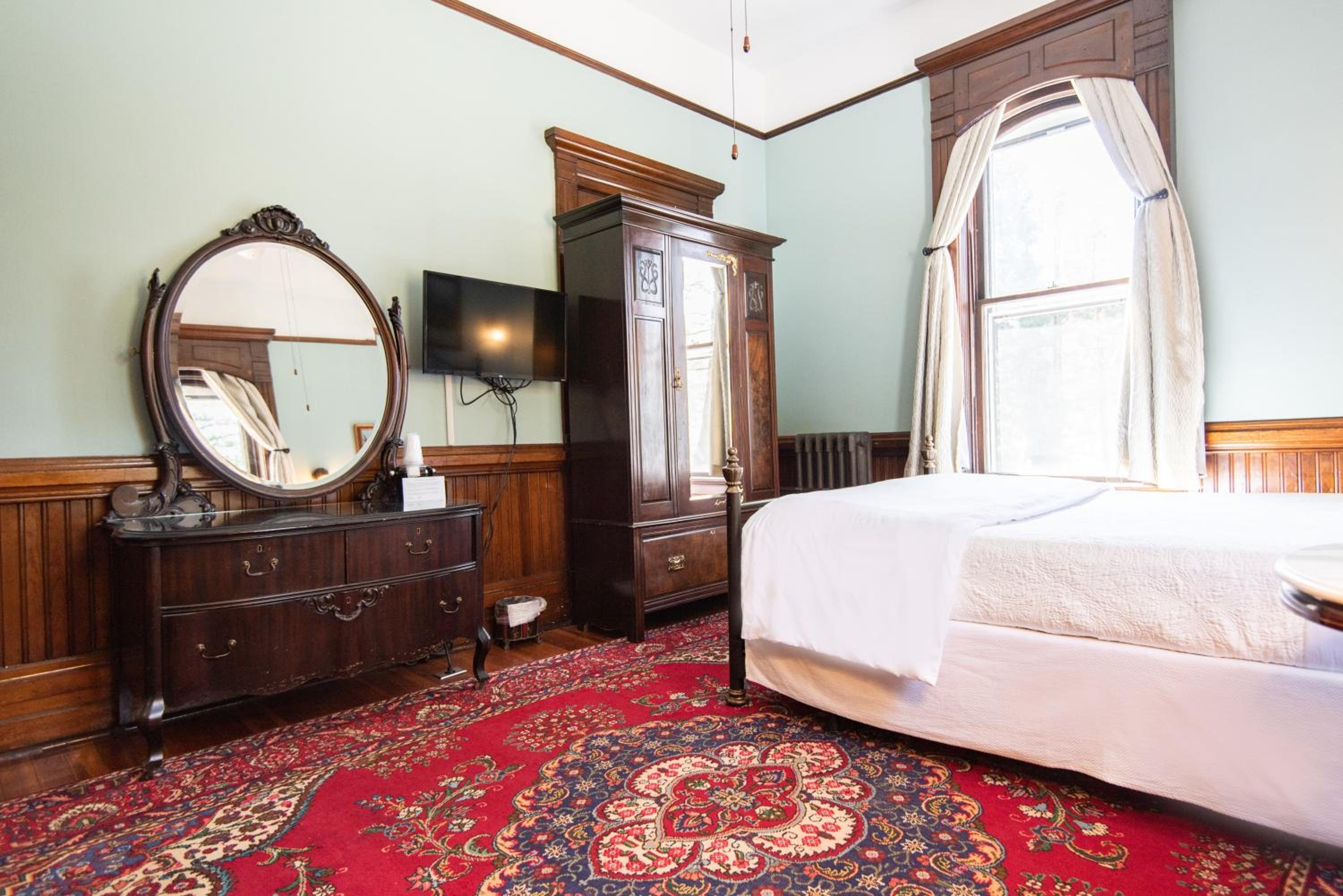 Cedar Crest Inn