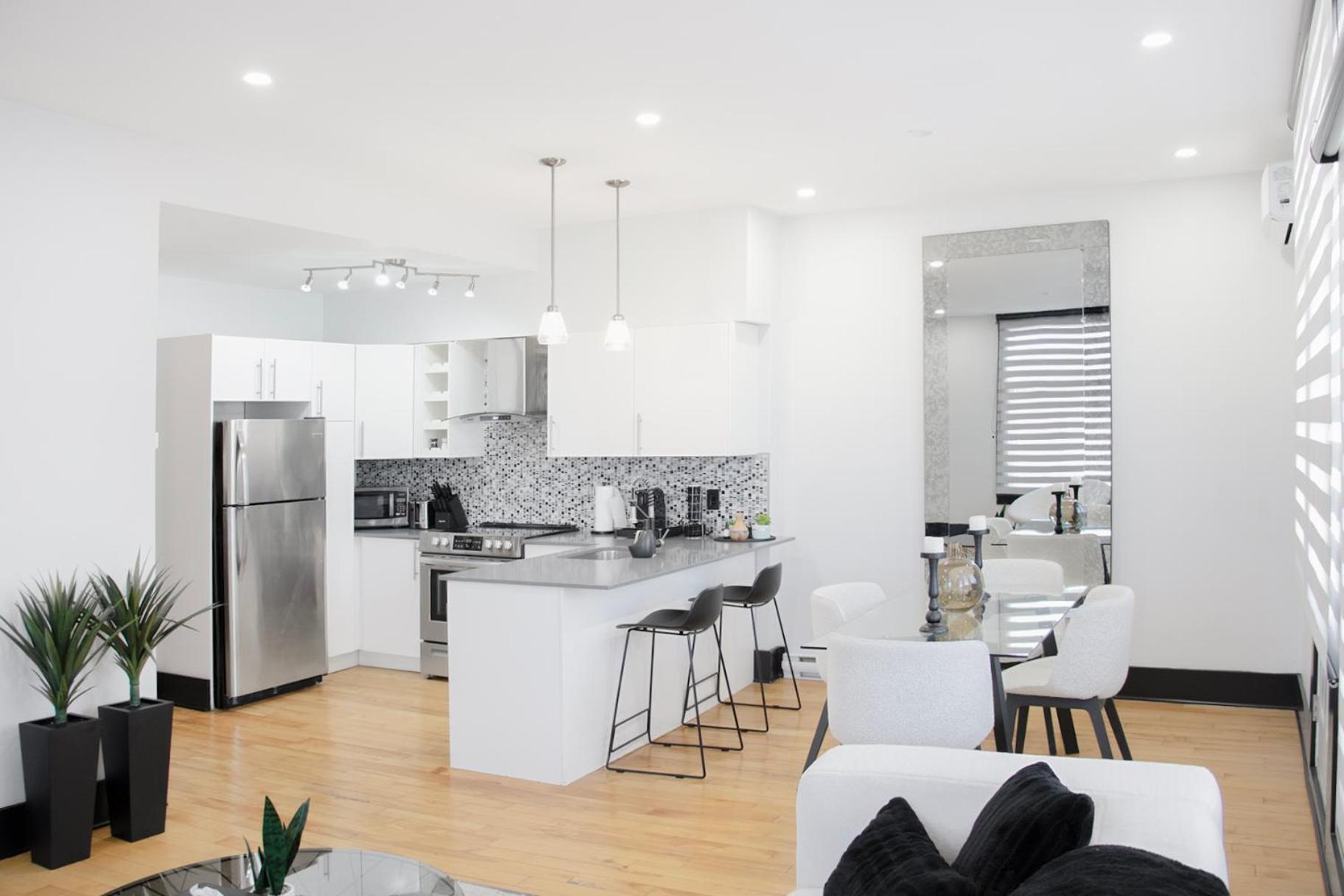 Chic 1-Bedroom Retreat in Montreal's Vibrant Plateau Mont-Royal Area - Apt 3