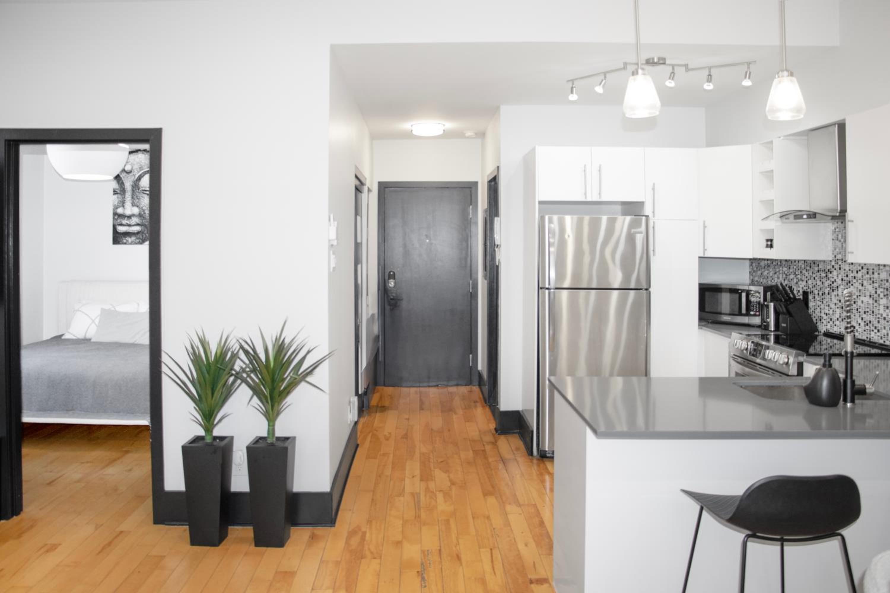 Chic 1-Bedroom Retreat in Montreal's Vibrant Plateau Mont-Royal Area - Apt 3