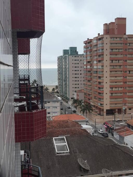 Ap Canto do Forte com Wi-Fi, TV e varanda