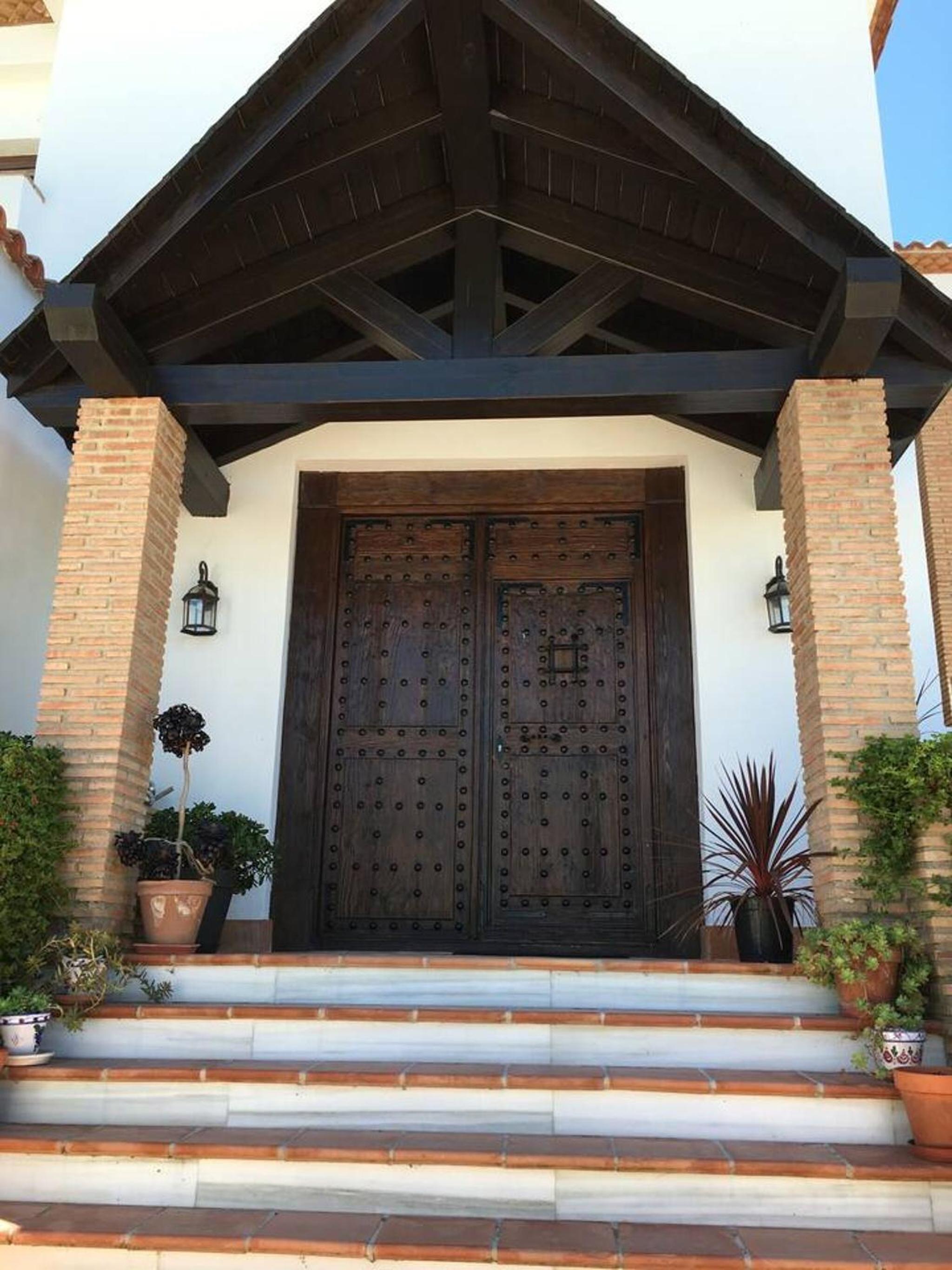 Spacious Villa in Granada with Private Pool and Jacuzzi