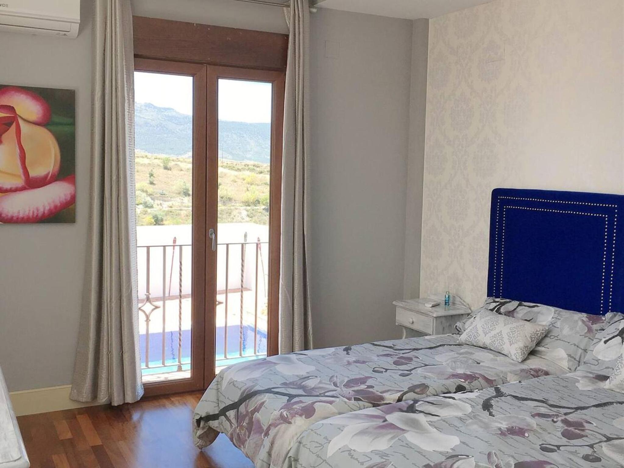 Spacious Villa in Granada with Private Pool and Jacuzzi