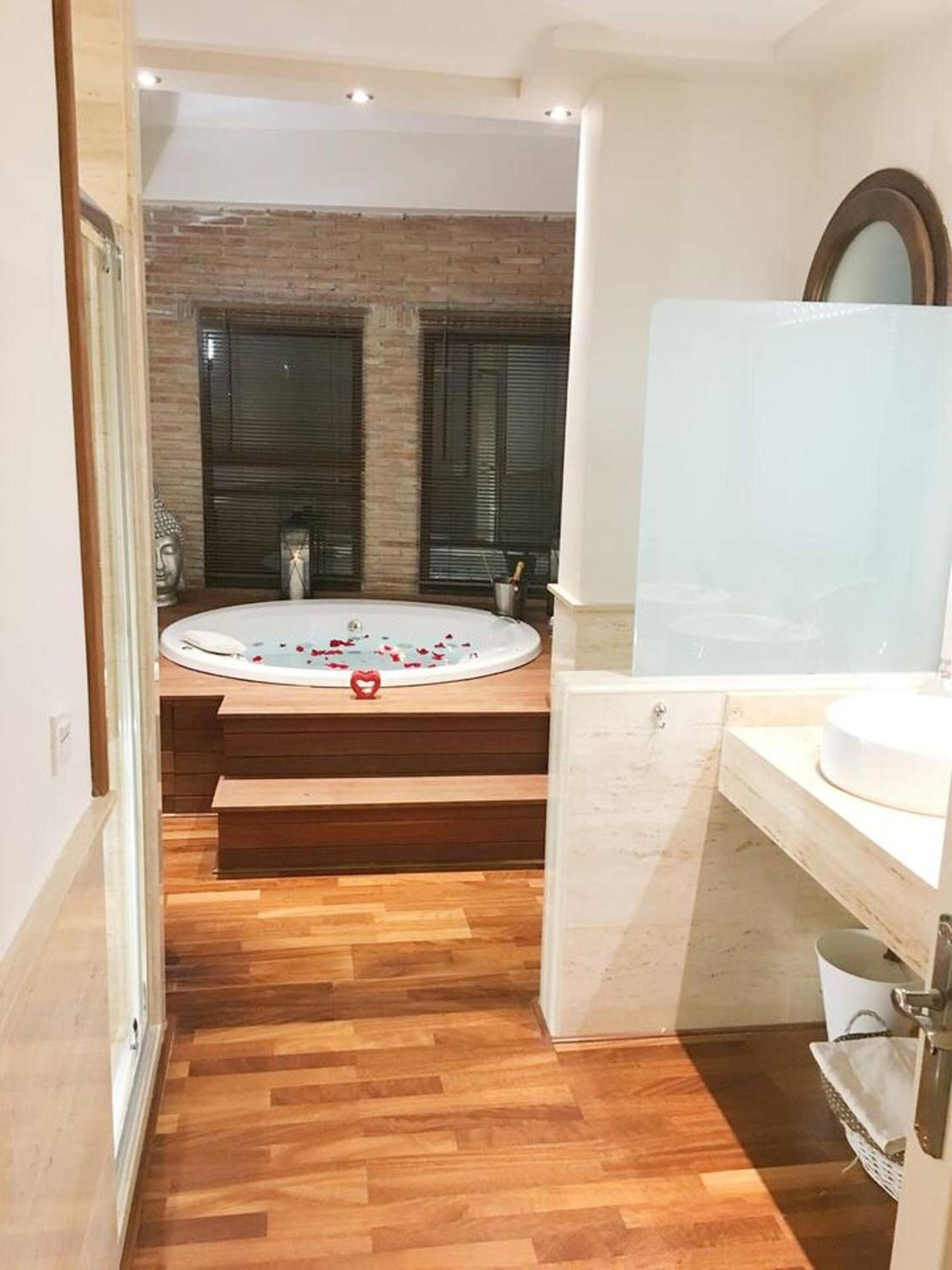 Spacious Villa in Granada with Private Pool and Jacuzzi