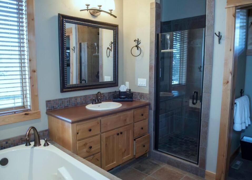 Sage Escape Cabin with Hot tub at Brasada Ranch view 4
