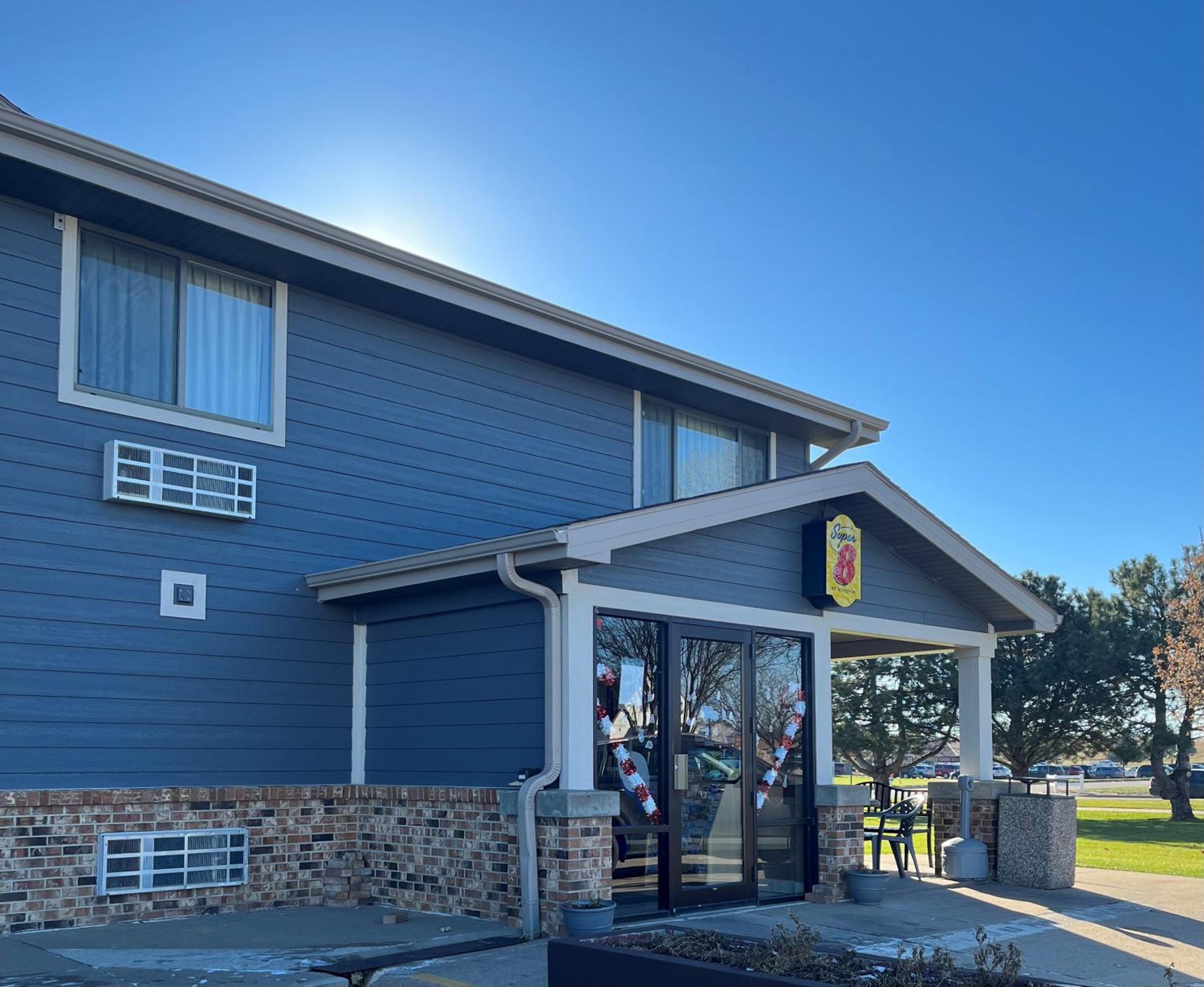 Hotel Super 8 by Wyndham Hastings - Image 1