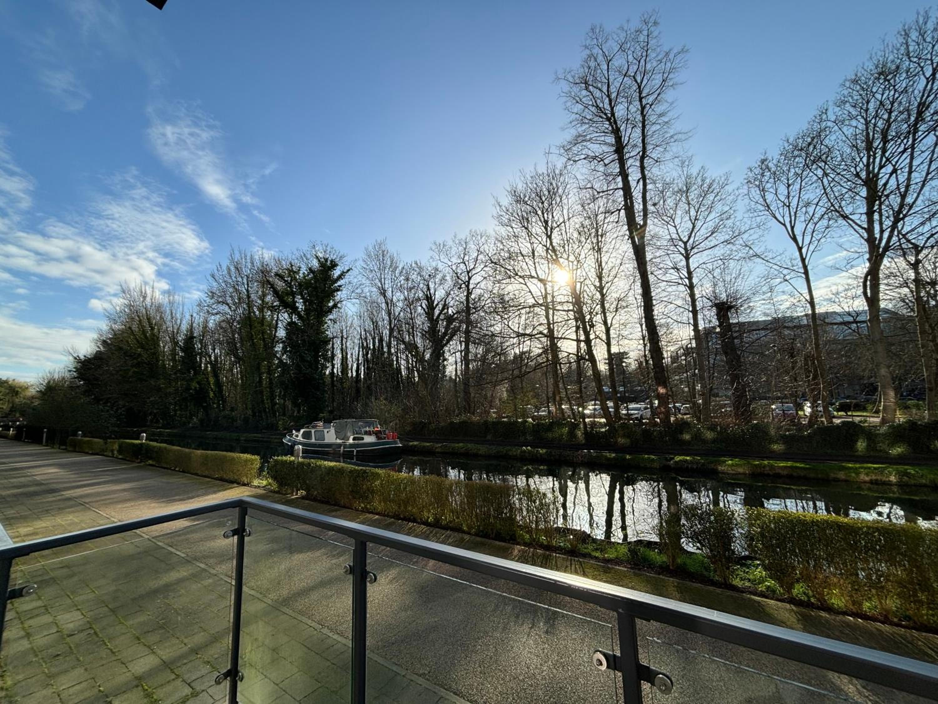 Luxury Canal-side Apartment, Hemel Hempstead, Free parking, Perfect for Contractors
