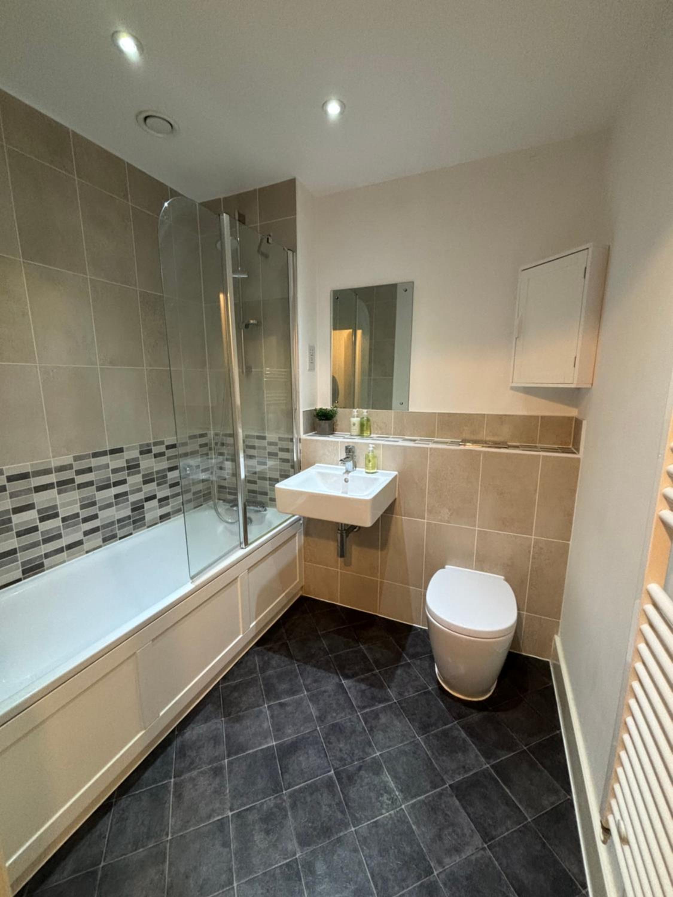 Luxury Canal-side Apartment, Hemel Hempstead, Free parking, Perfect for Contractors