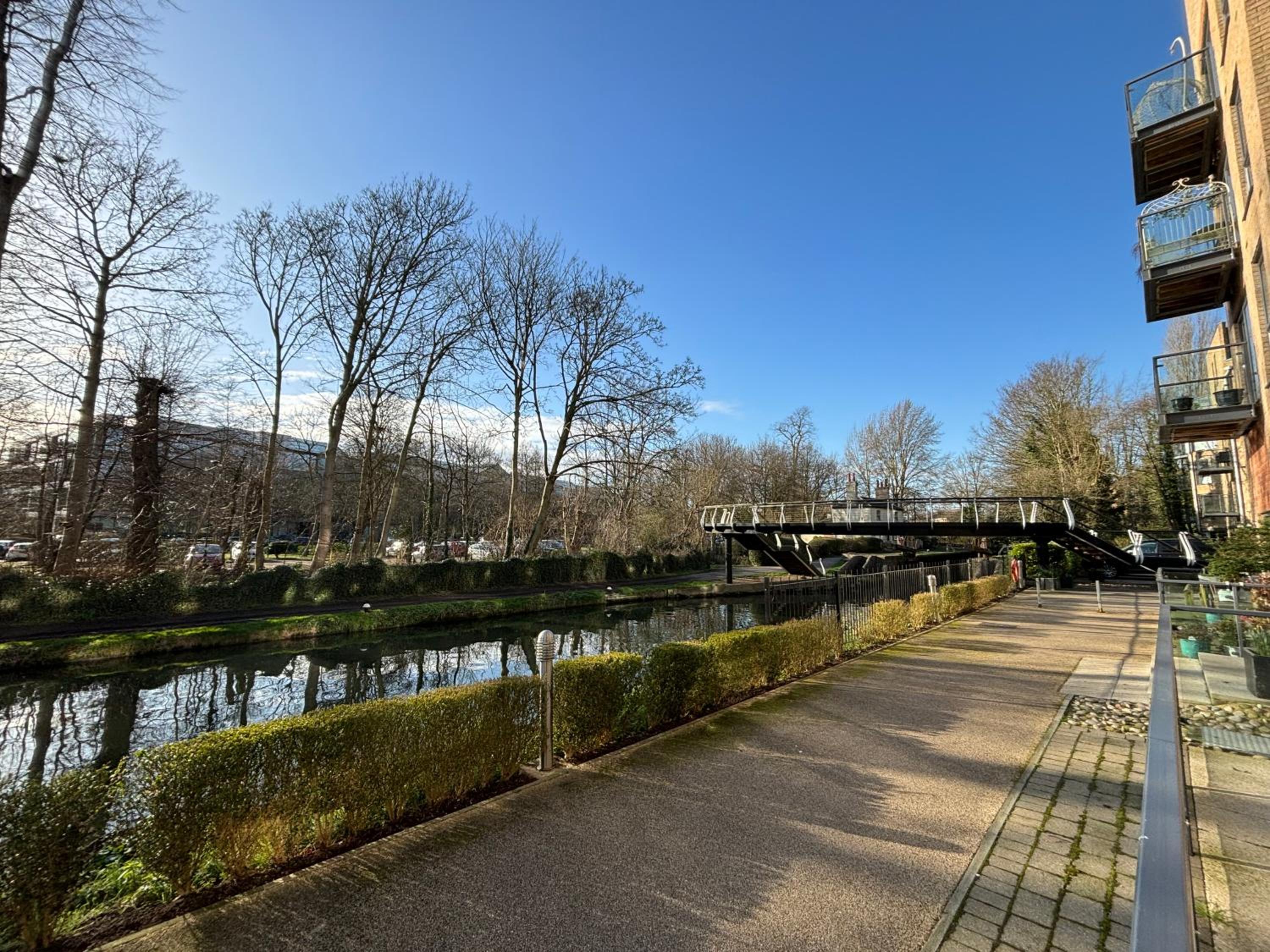 Luxury Canal-side Apartment, Hemel Hempstead, Free parking, Perfect for Contractors