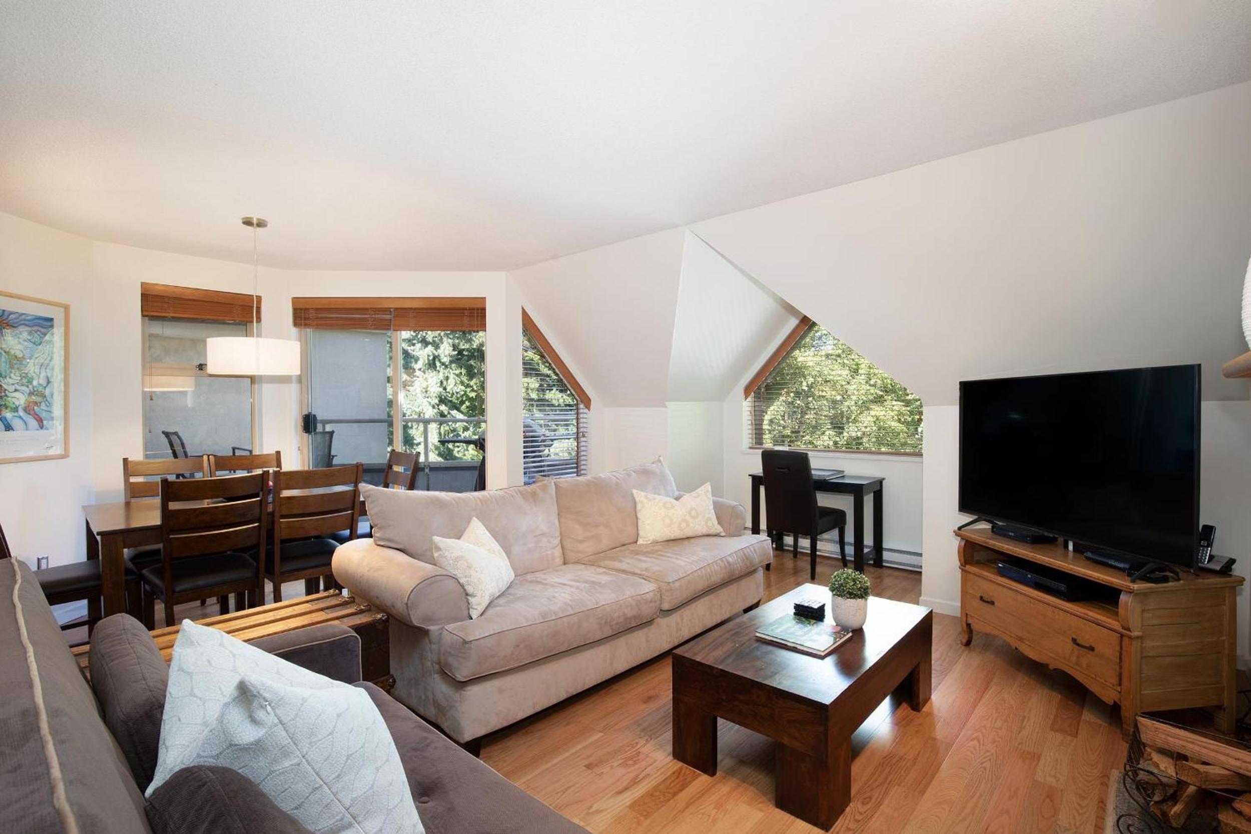 Gleneagle 29 | Family-friendly Townhouse, 700m to Blackcomb Base, Wood-Burning Fireplace
