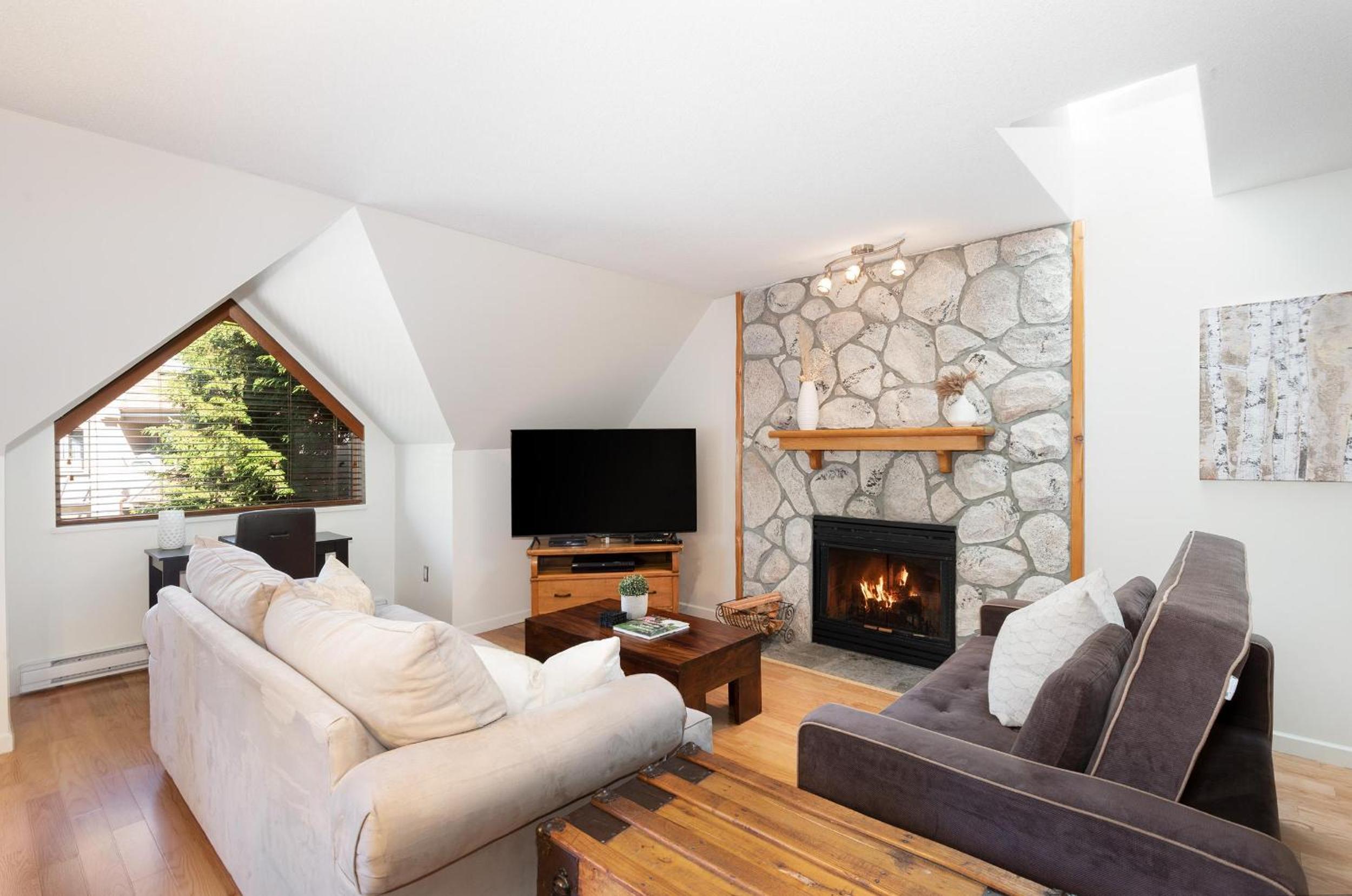 Gleneagle 29 | Family-friendly Townhouse, 700m to Blackcomb Base, Wood-Burning Fireplace