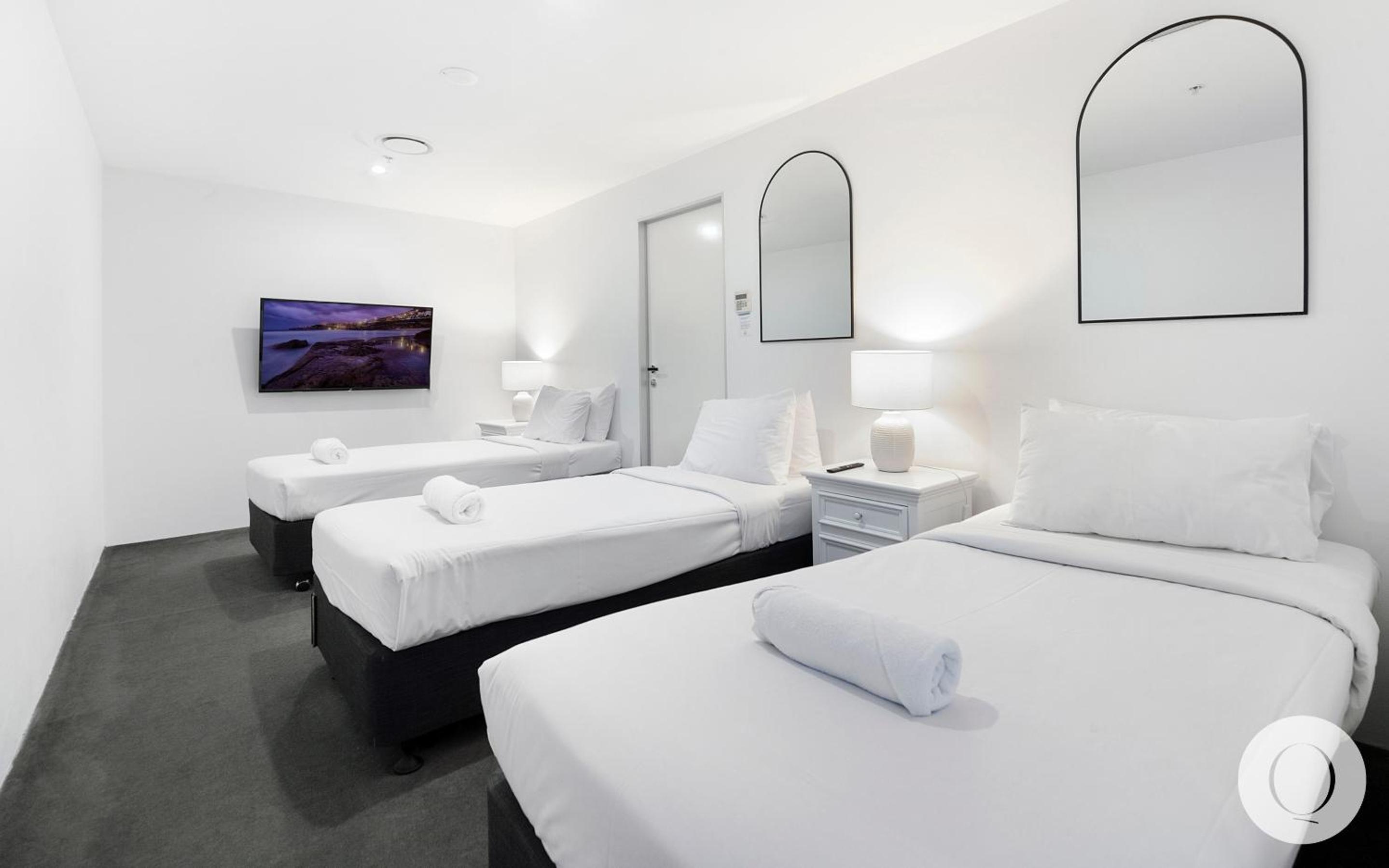 5 Bedroom Executive Sub Penthouse in the heart of Surfers with full ocean views - Sleeps 12 - Circle on Cavill AMAZING!!