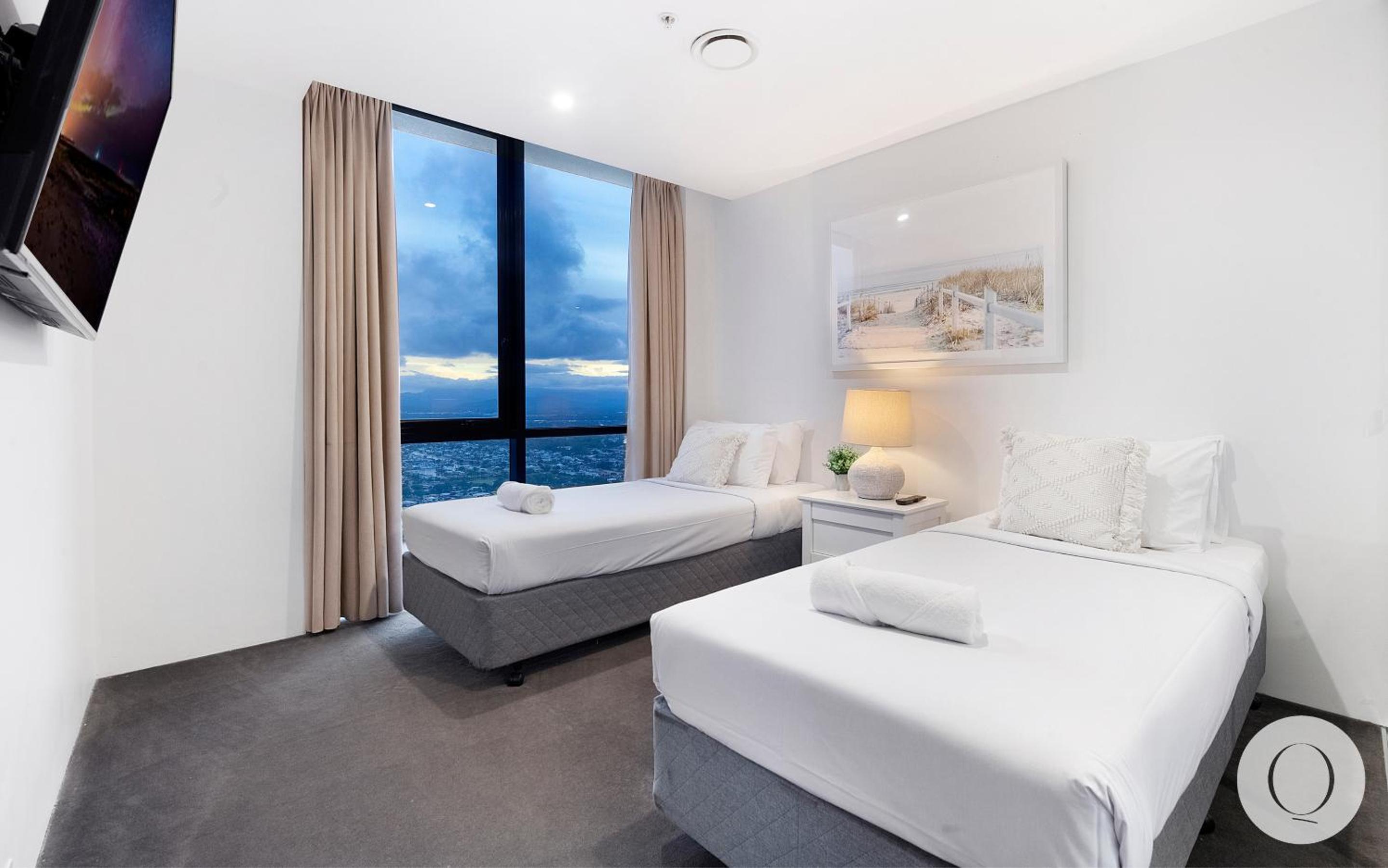 5 Bedroom Executive Sub Penthouse in the heart of Surfers with full ocean views - Sleeps 12 - Circle on Cavill AMAZING!!