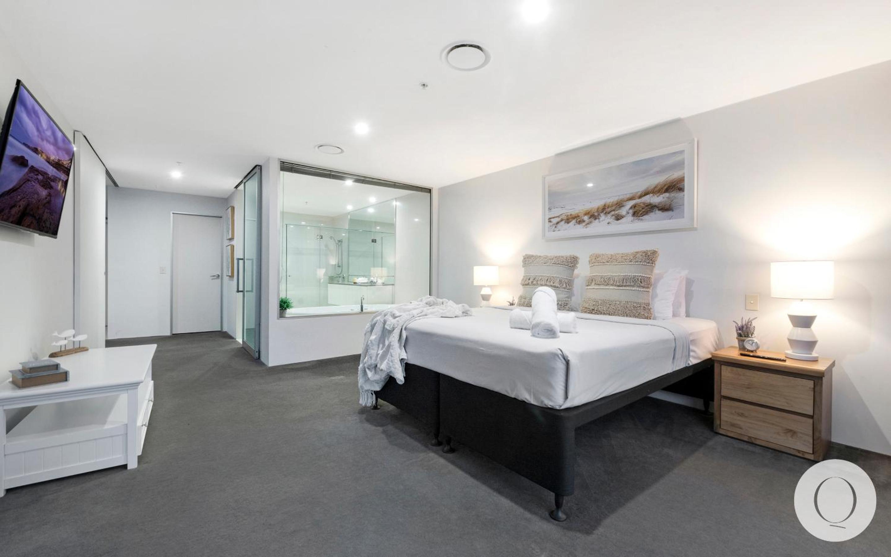 5 Bedroom Executive Sub Penthouse in the heart of Surfers with full ocean views - Sleeps 12 - Circle on Cavill AMAZING!!