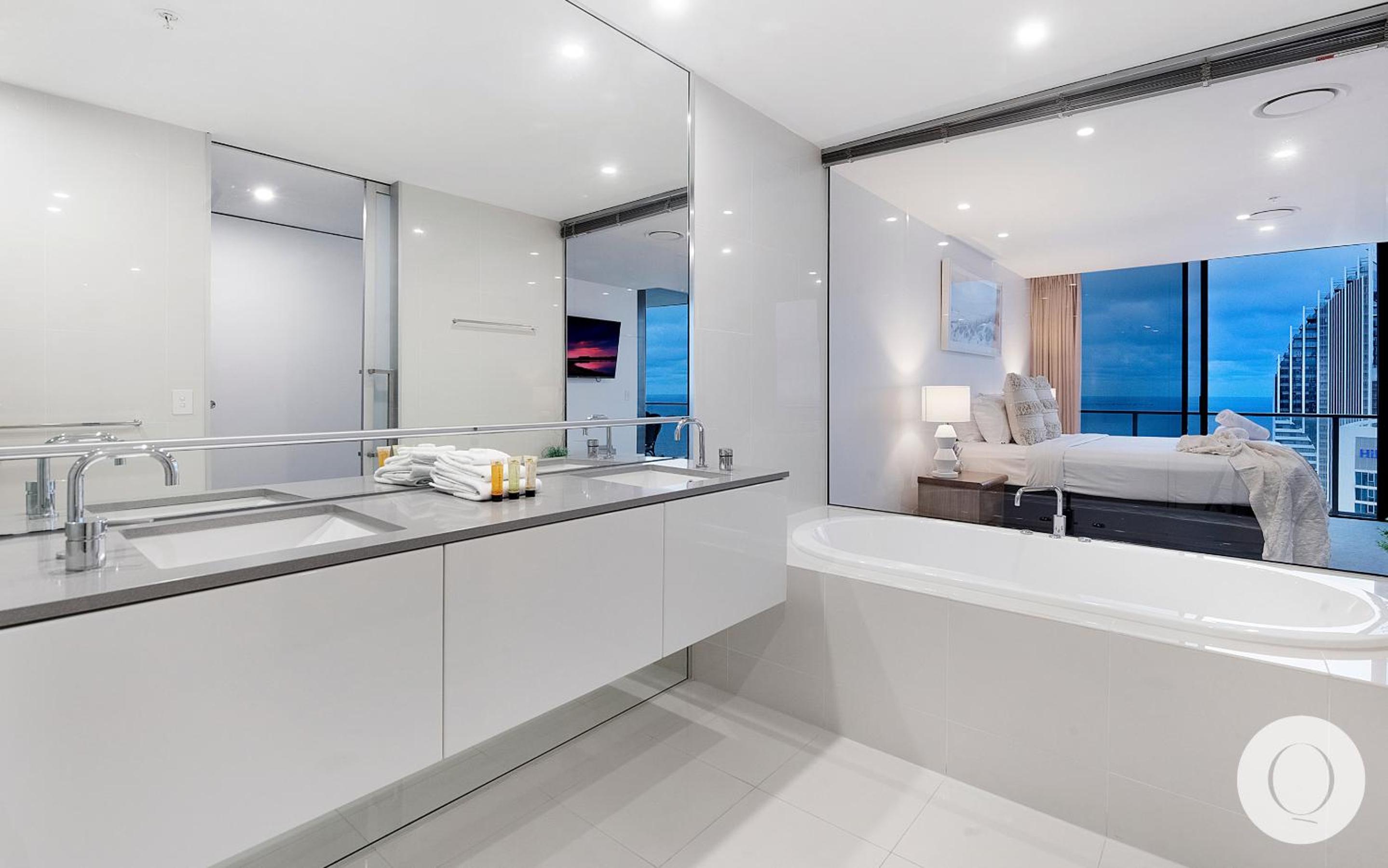 5 Bedroom Executive Sub Penthouse in the heart of Surfers with full ocean views - Sleeps 12 - Circle on Cavill AMAZING!!
