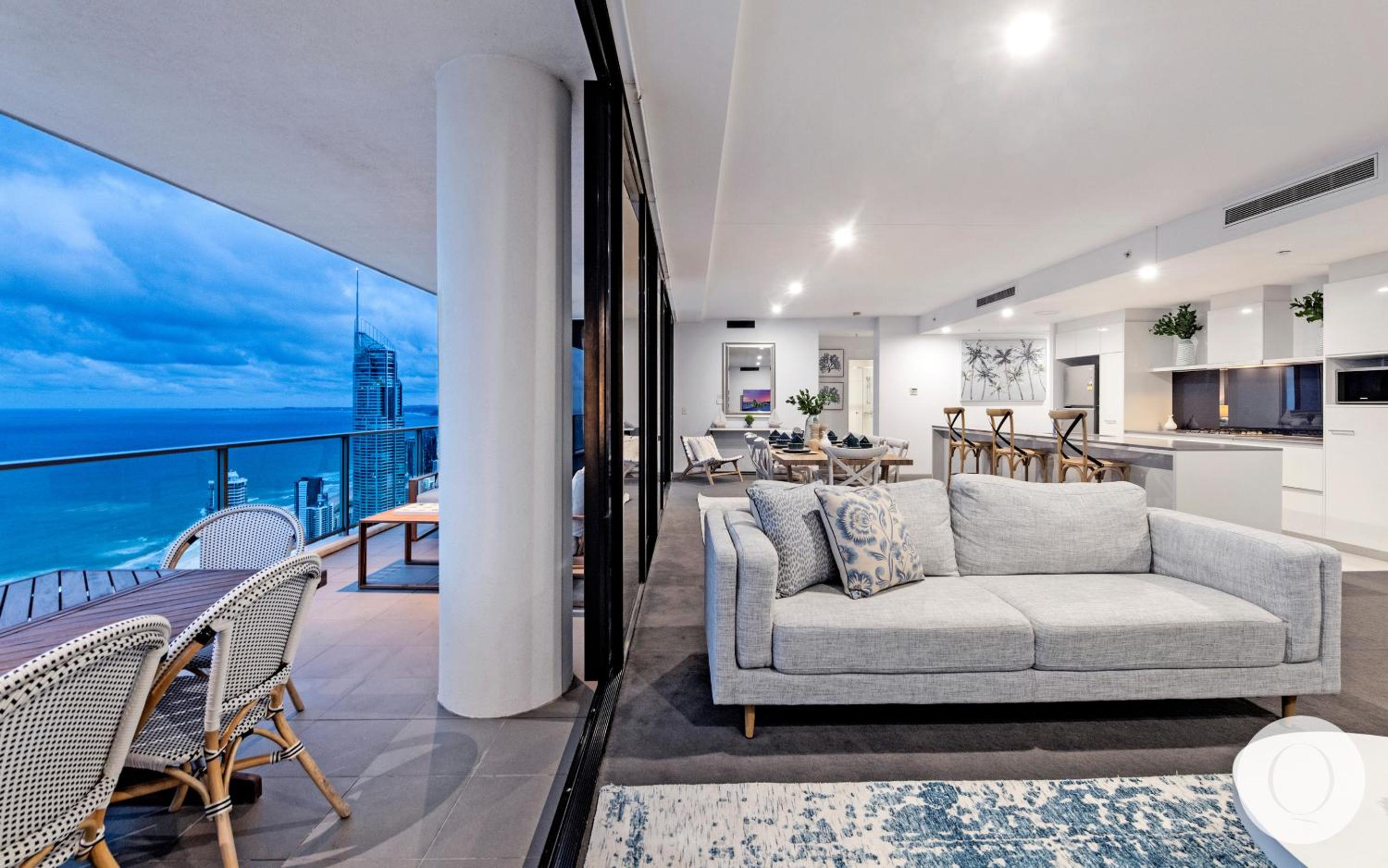 5 Bedroom Executive Sub Penthouse in the heart of Surfers with full ocean views - Sleeps 12 - Circle on Cavill AMAZING!!