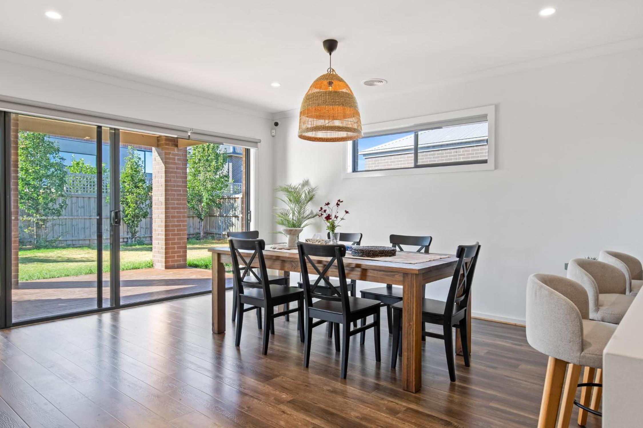 Point Cook's Spacious and Comfy 4BR/3BA Haven!
