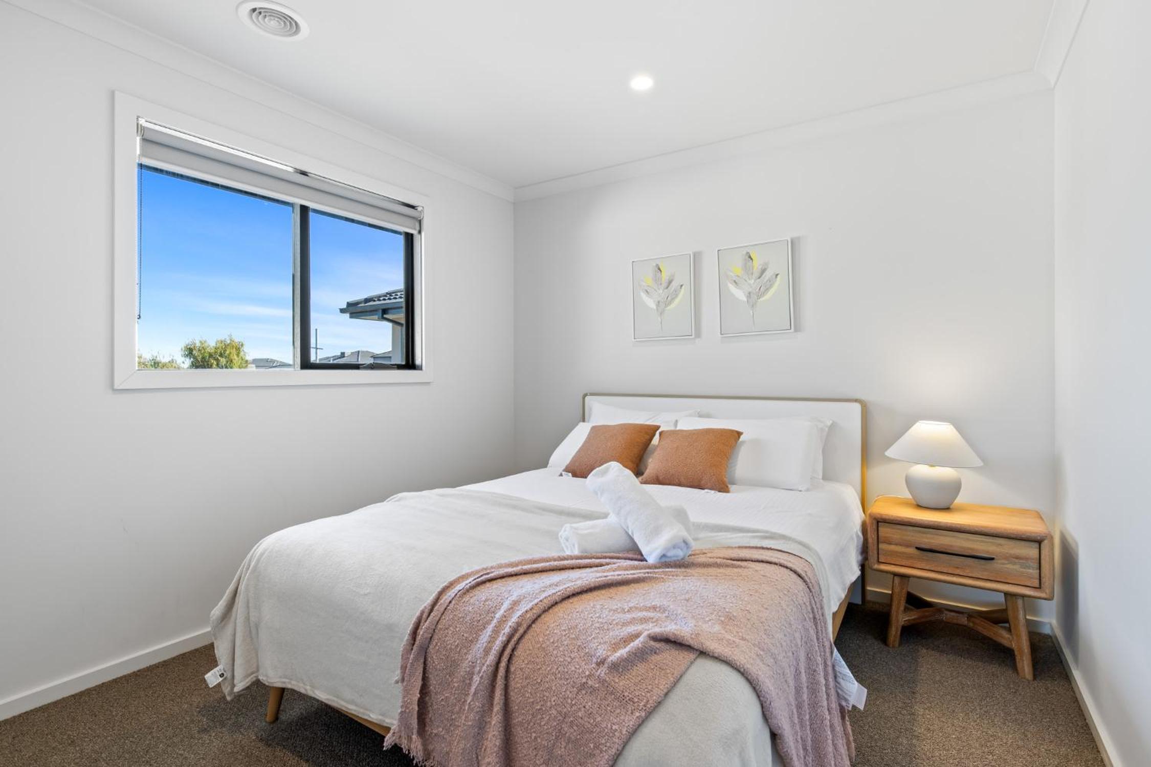 Point Cook's Spacious and Comfy 4BR/3BA Haven!