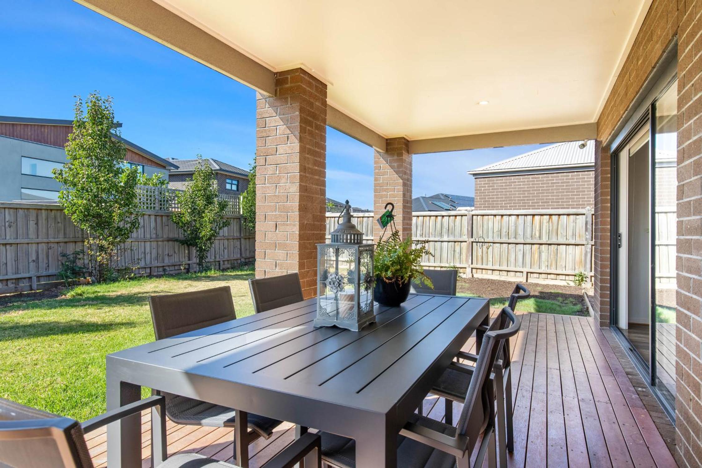 Point Cook's Spacious and Comfy 4BR/3BA Haven!