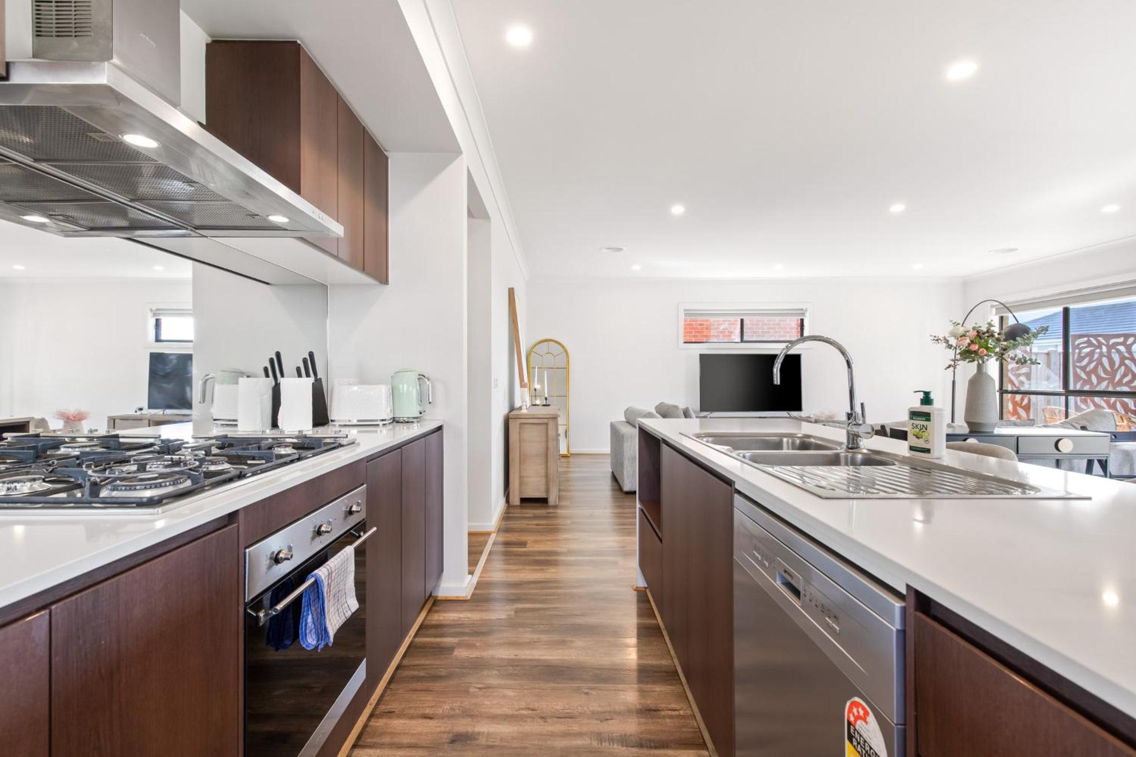 Point Cook's Spacious and Comfy 4BR/3BA Haven!