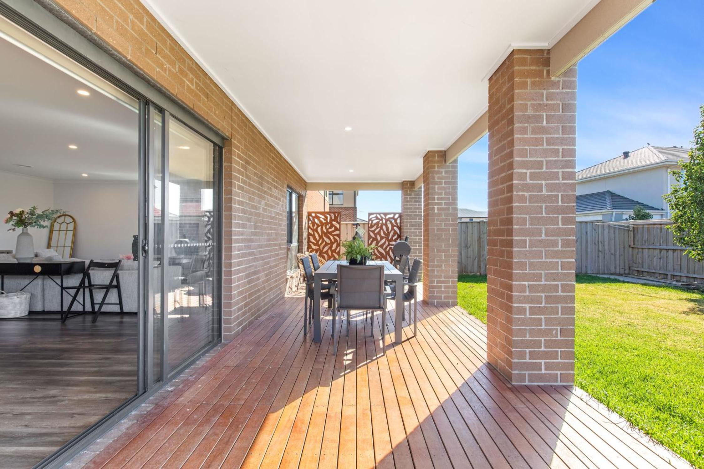 Point Cook's Spacious and Comfy 4BR/3BA Haven!