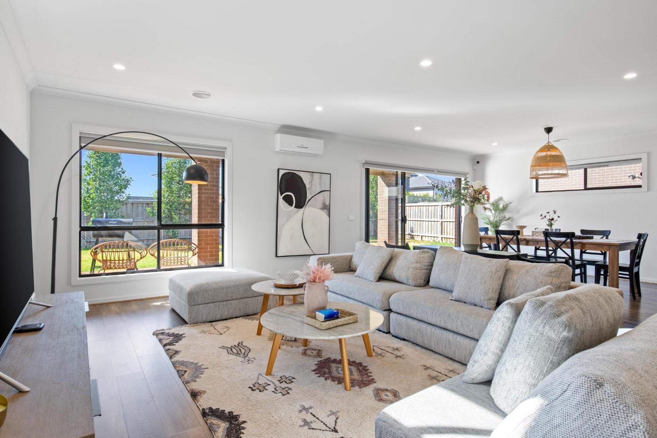 Point Cook's Spacious and Comfy 4BR/3BA Haven!