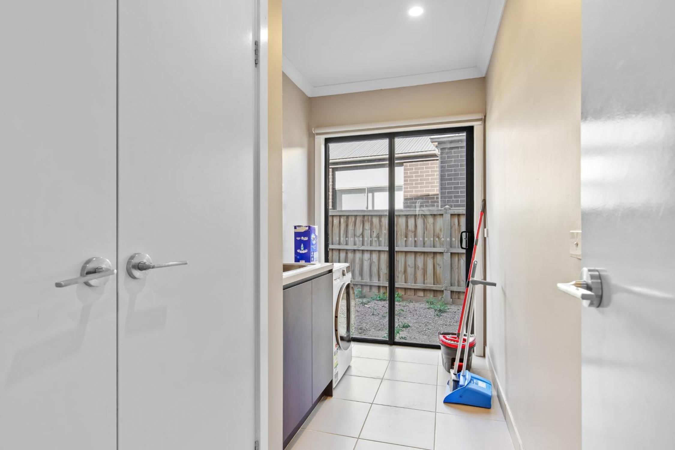 Point Cook's Spacious and Comfy 4BR/3BA Haven!