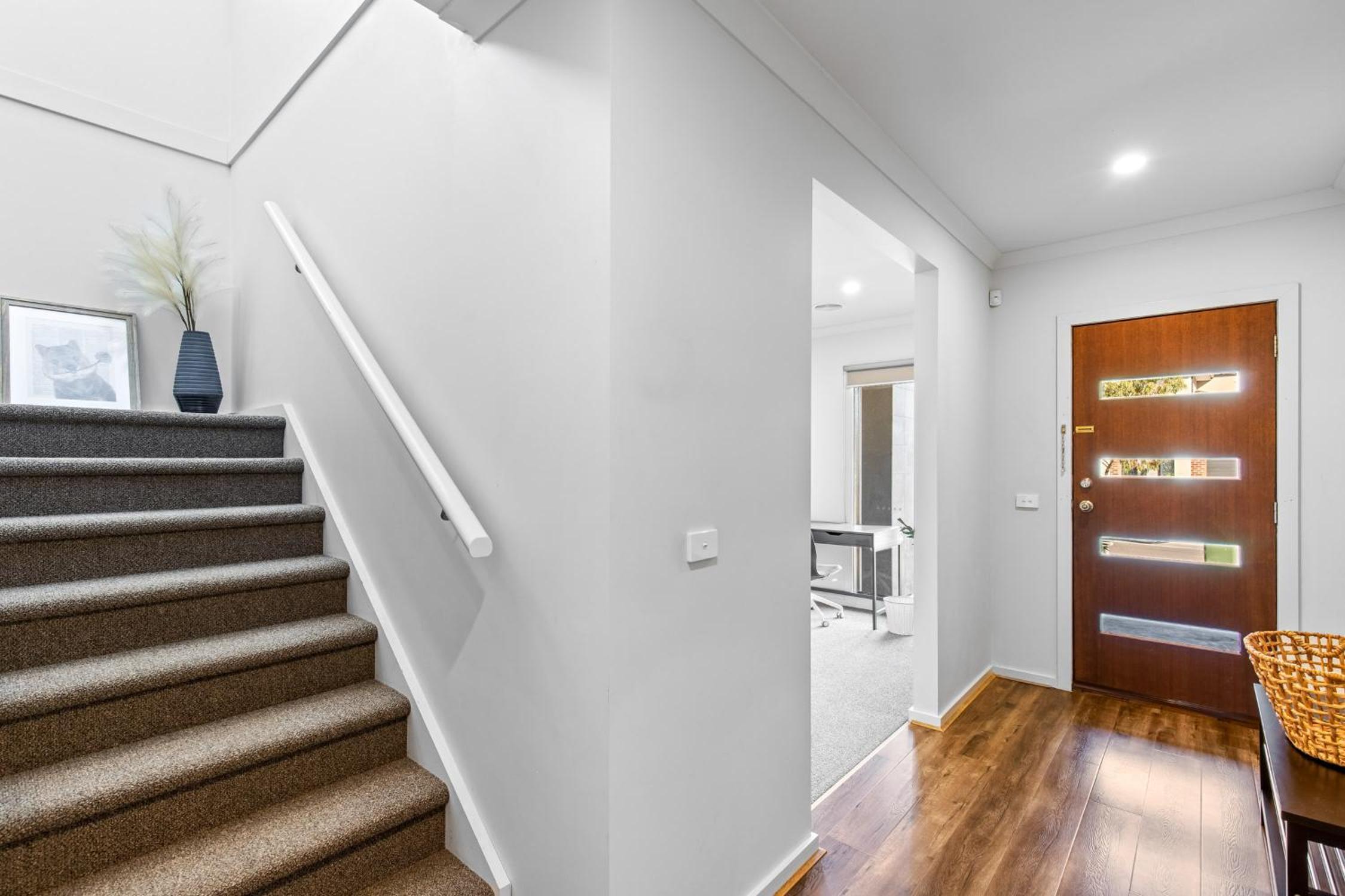Point Cook's Spacious and Comfy 4BR/3BA Haven!