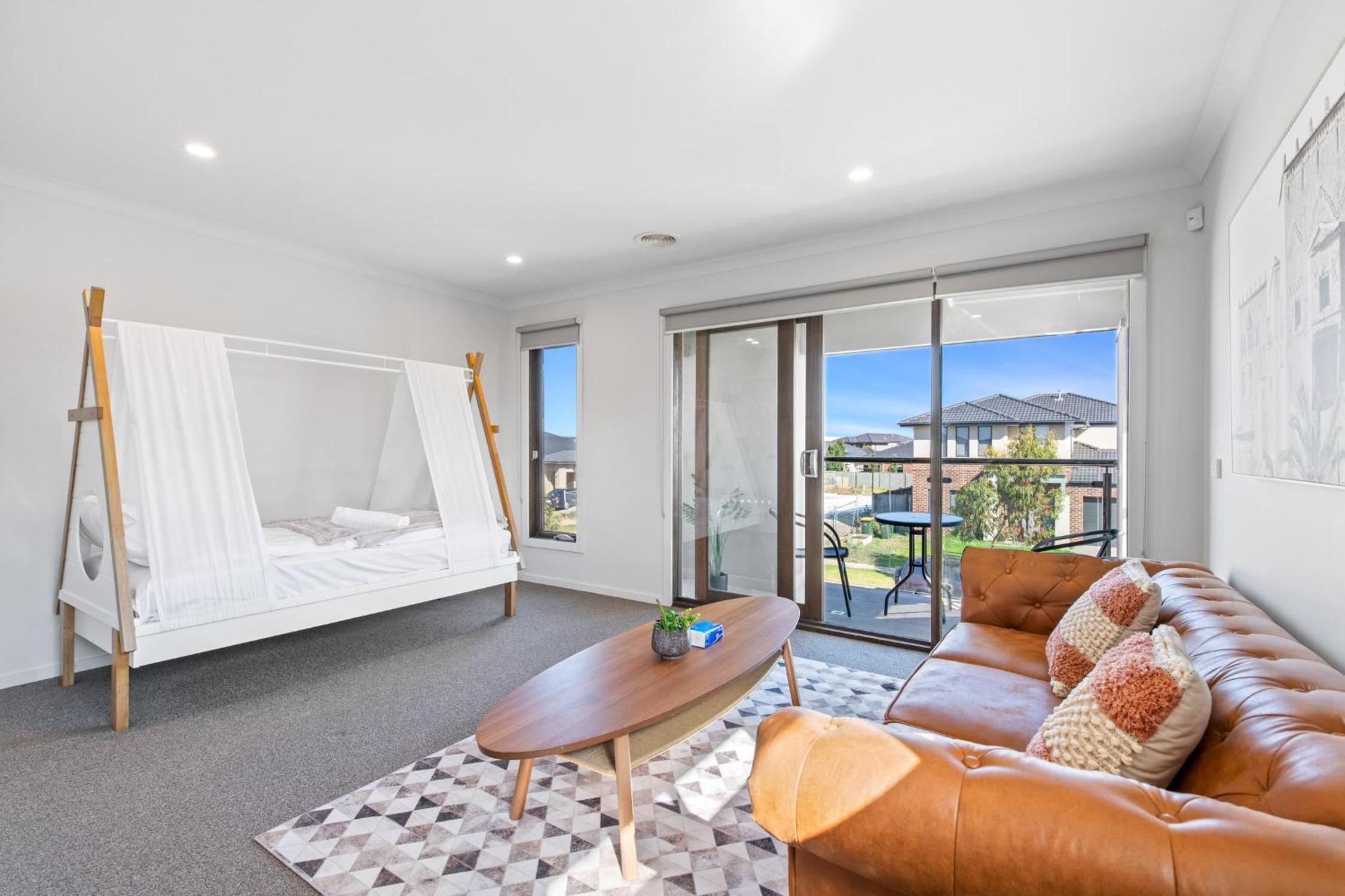Point Cook's Spacious and Comfy 4BR/3BA Haven!
