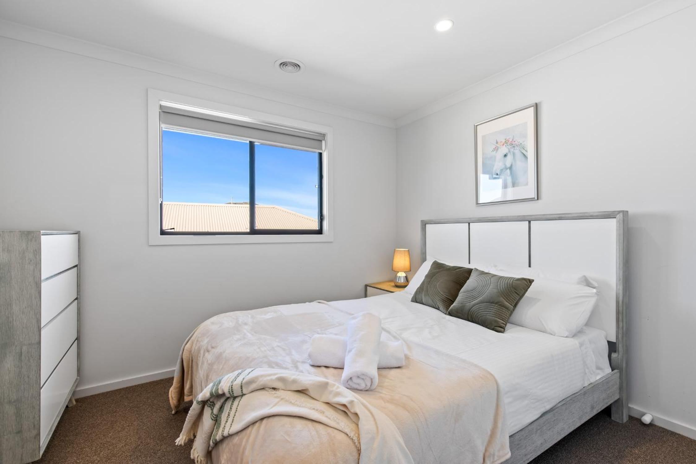 Point Cook's Spacious and Comfy 4BR/3BA Haven!