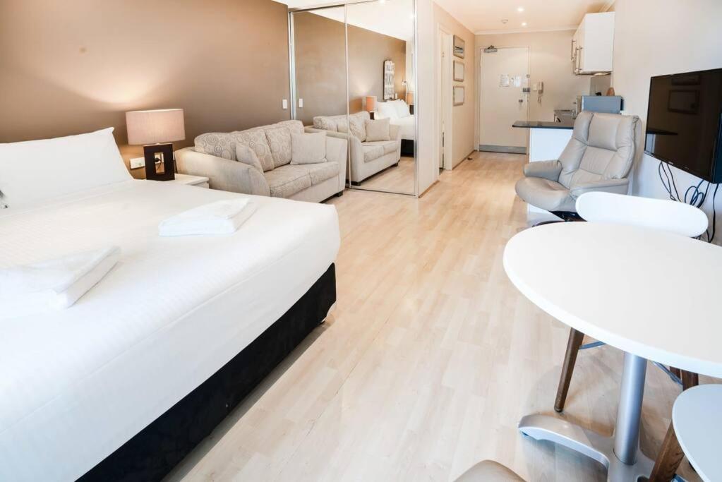 NEW! Ideal 1BR Beachside Studio with Pool