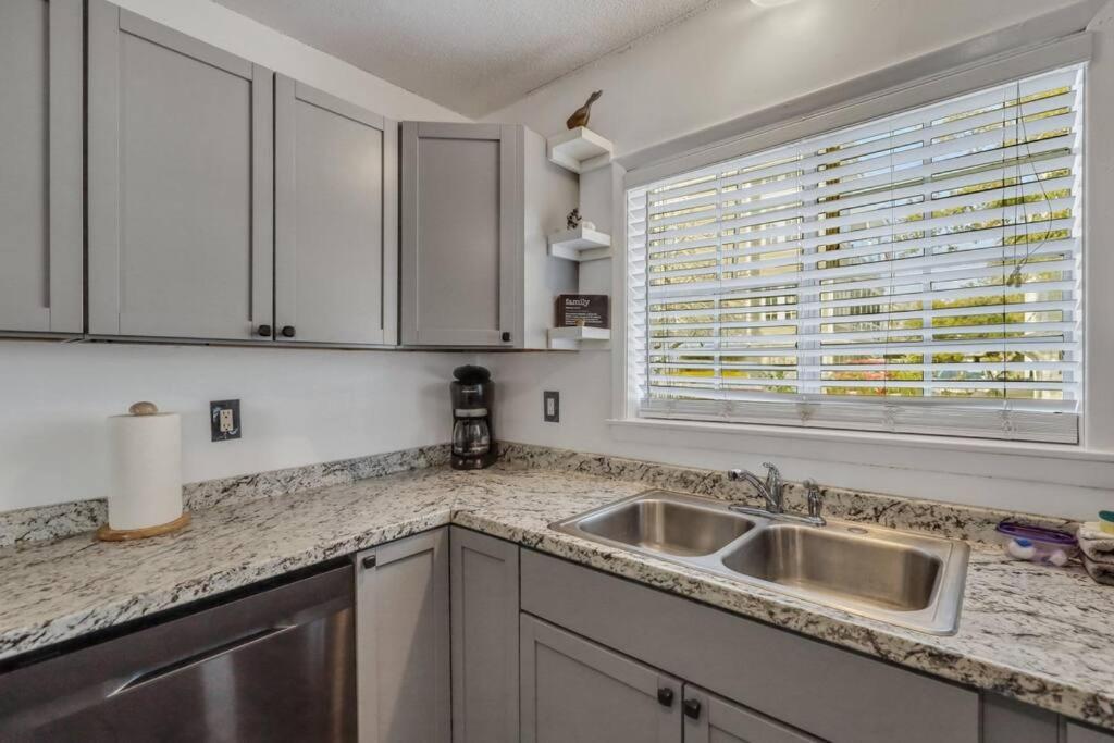 The Miller Beach House: 4 BDR Family Home view 5