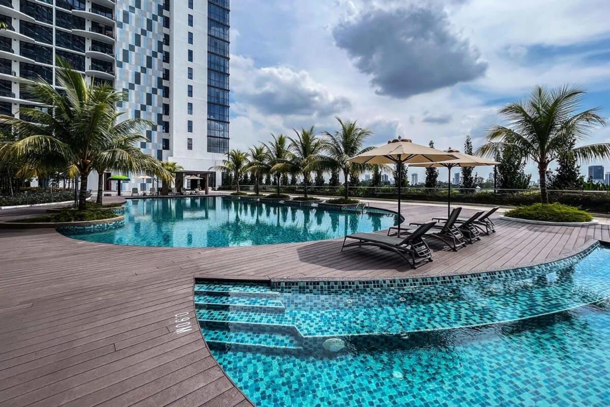 A Stylish & Comfy 2BR KLGCC Apt Free Parking