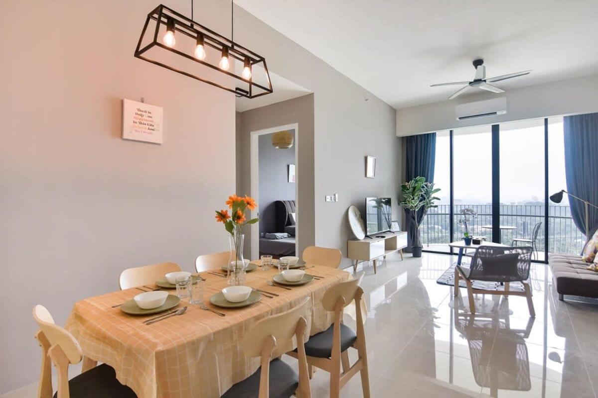 A Stylish & Comfy 2BR KLGCC Apt Free Parking