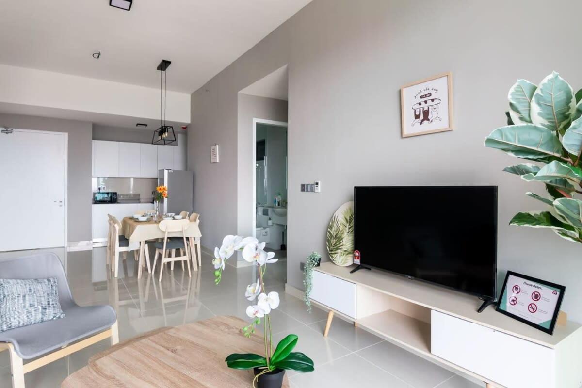 A Stylish & Comfy 2BR KLGCC Apt Free Parking