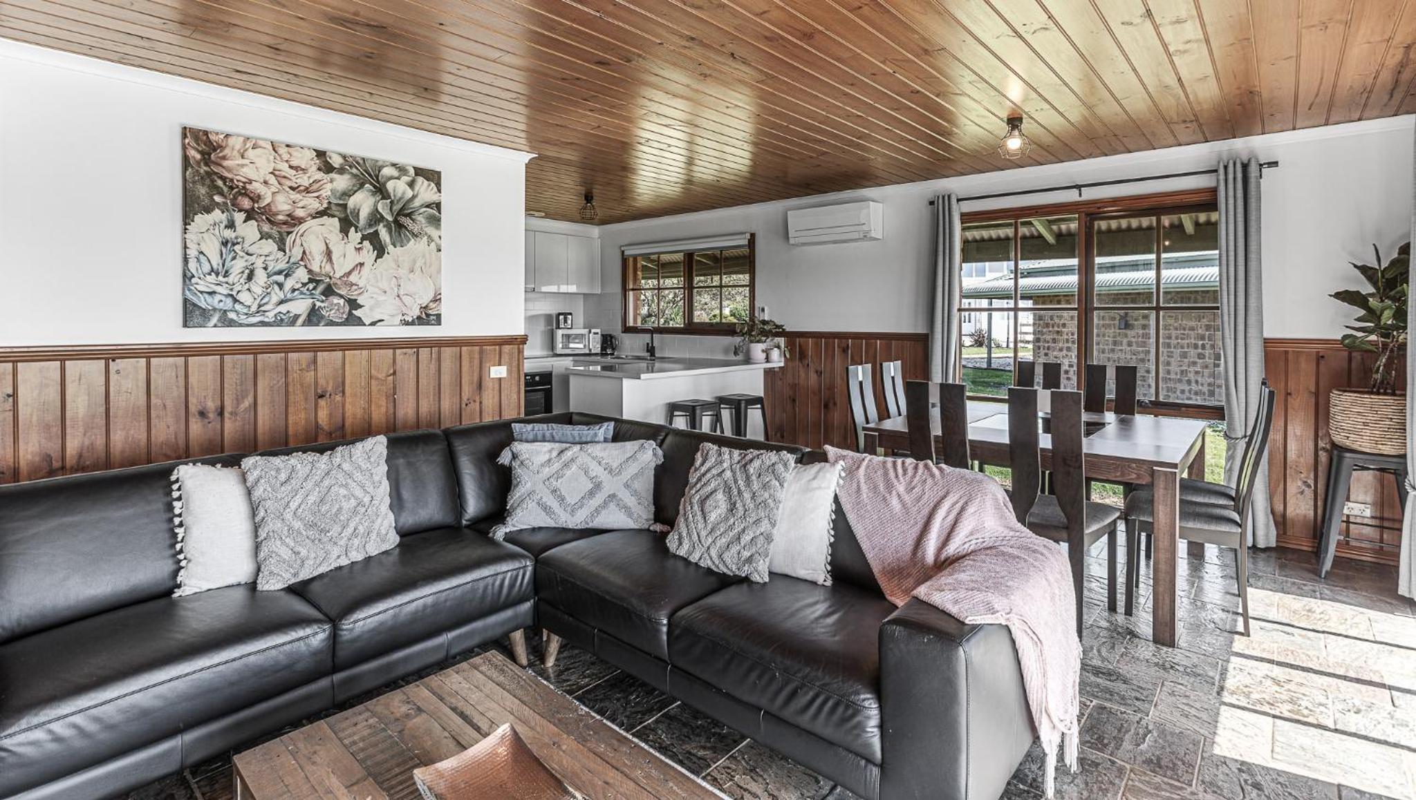Apollo Bay Cottages- Sabine