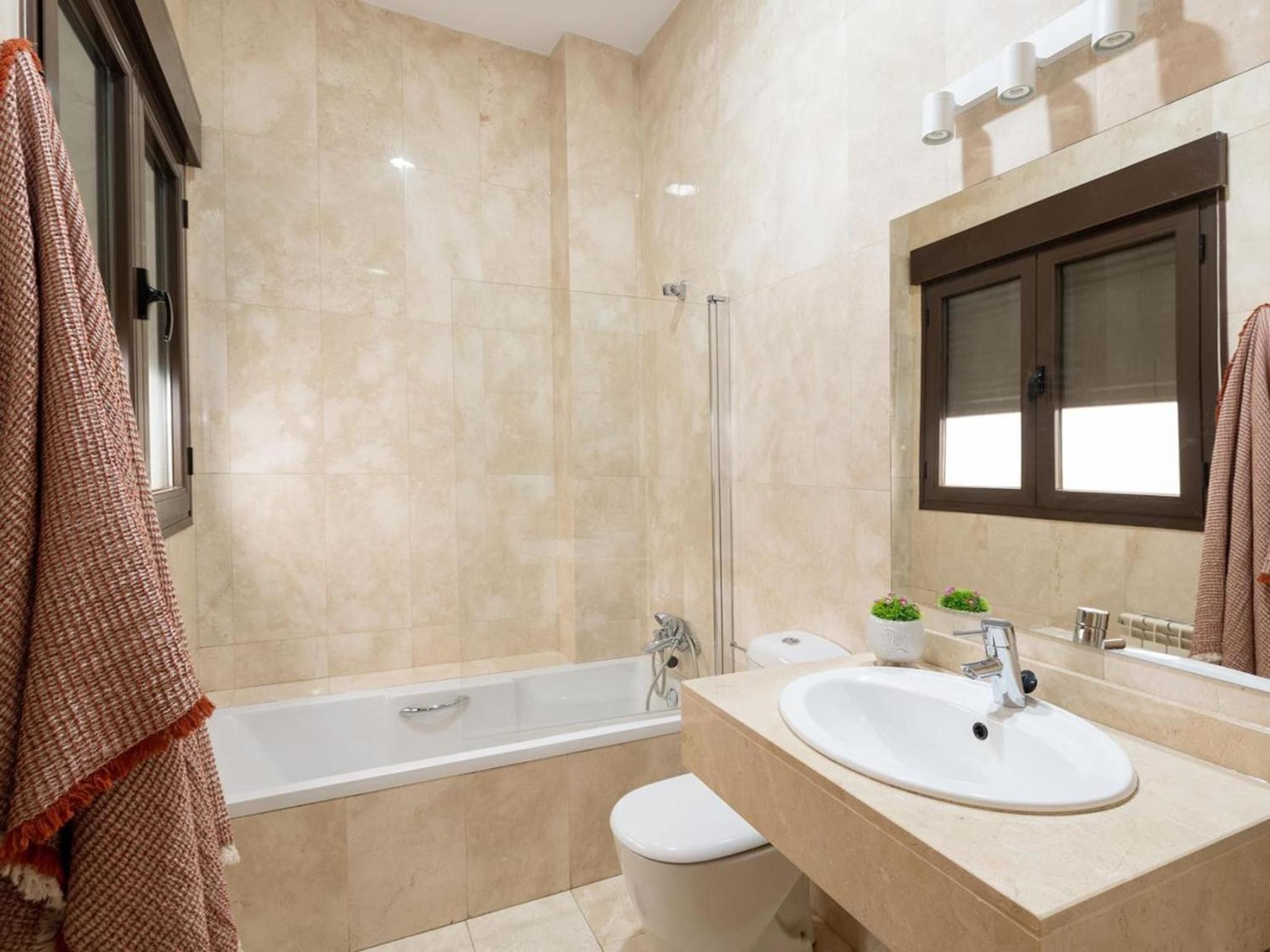 Chezmoihomes Town Hall Apartment 2