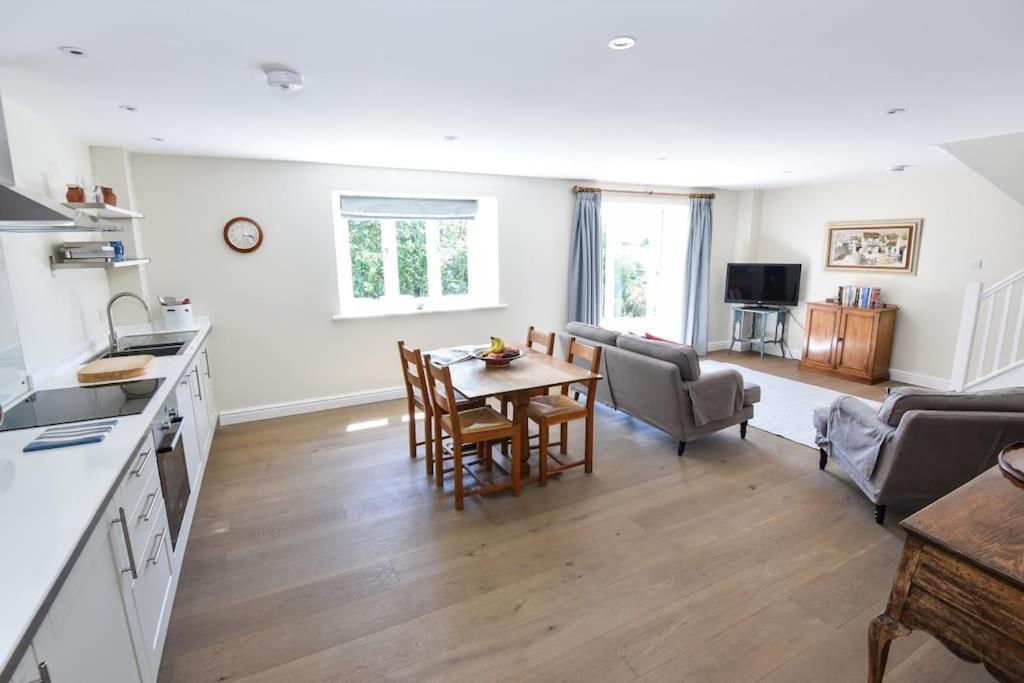 Tranquil cottage in heart of Cotswolds view 2