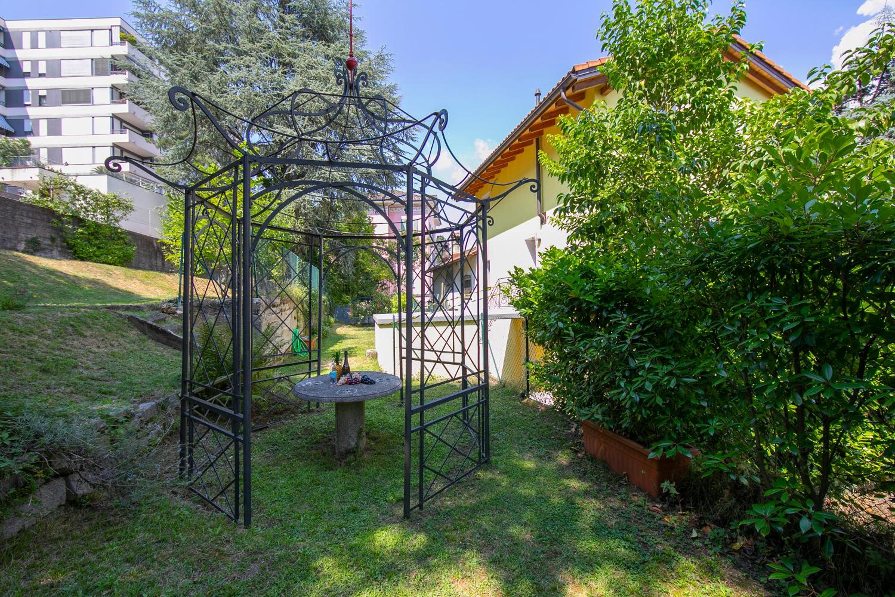 Franklin House with Private Garden - Happy Rentals