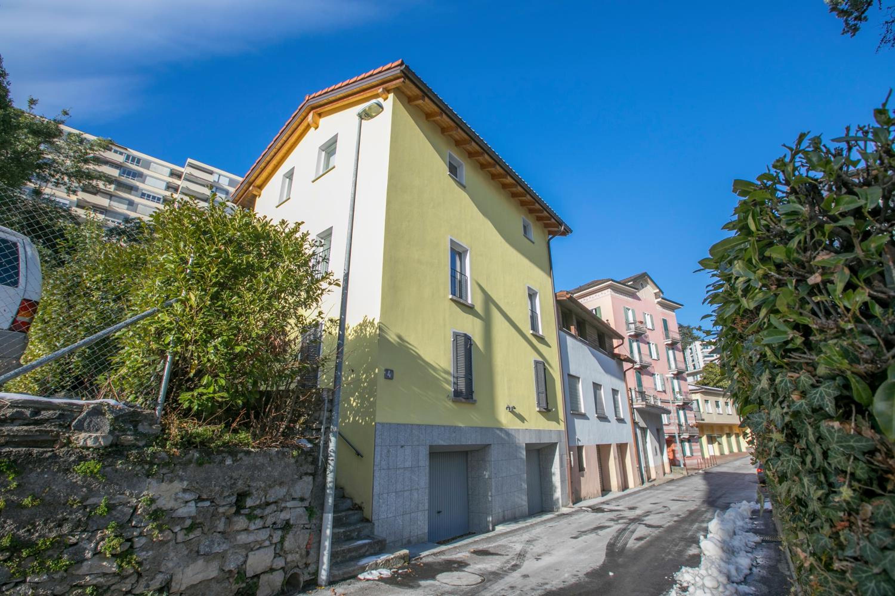 Franklin House with Private Garden - Happy Rentals