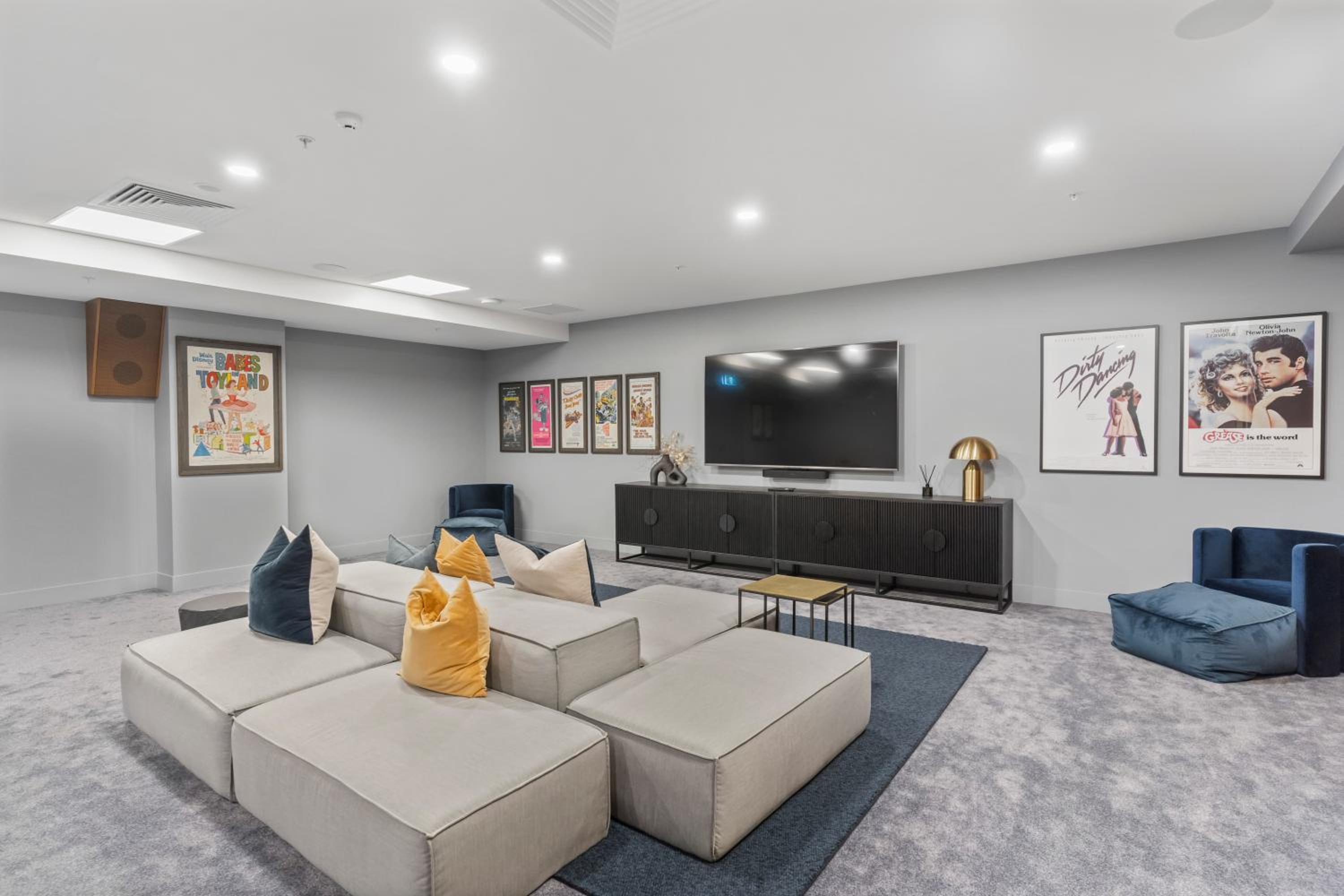 Modern Apartment & Parking - Central & Quite