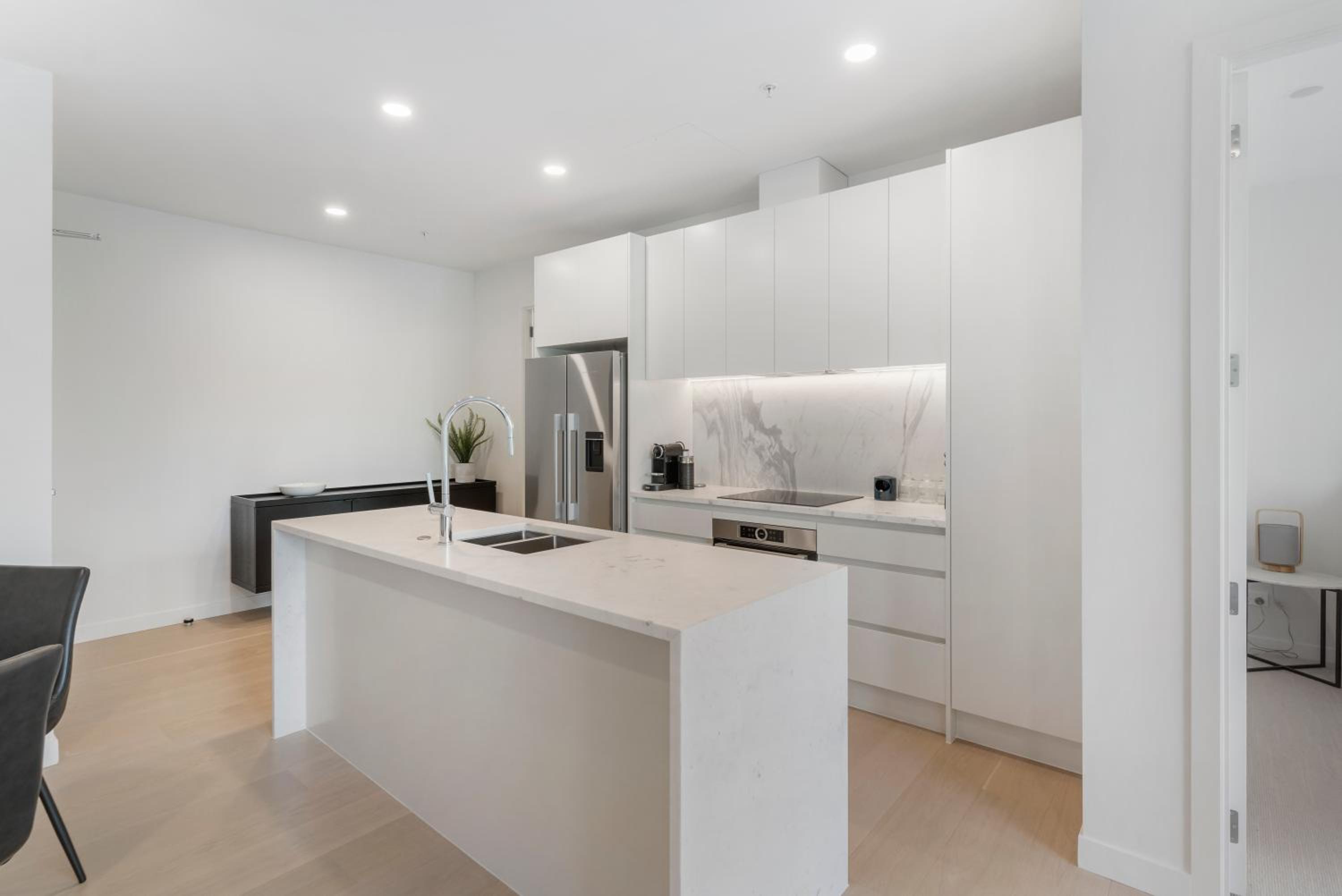 Modern Apartment & Parking - Central & Quite photo 4