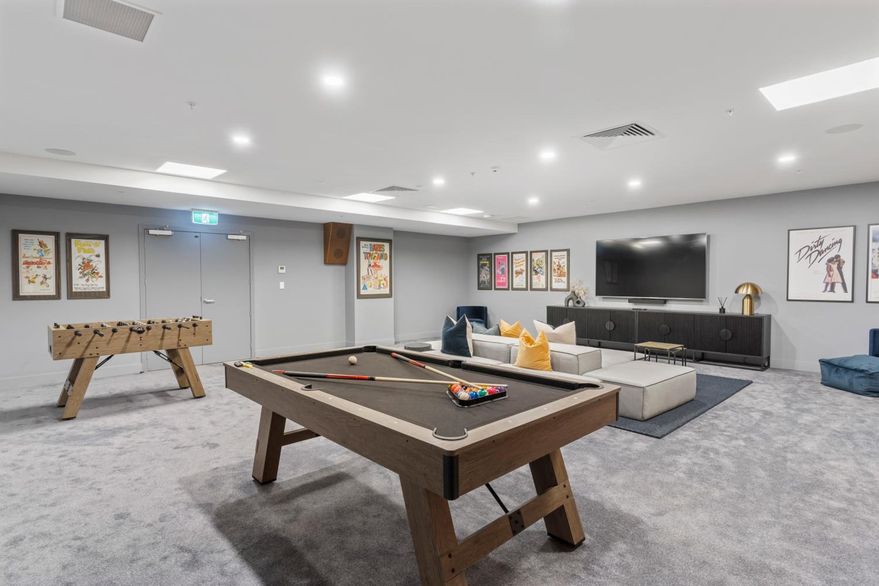 Modern Apartment & Parking - Central & Quite
