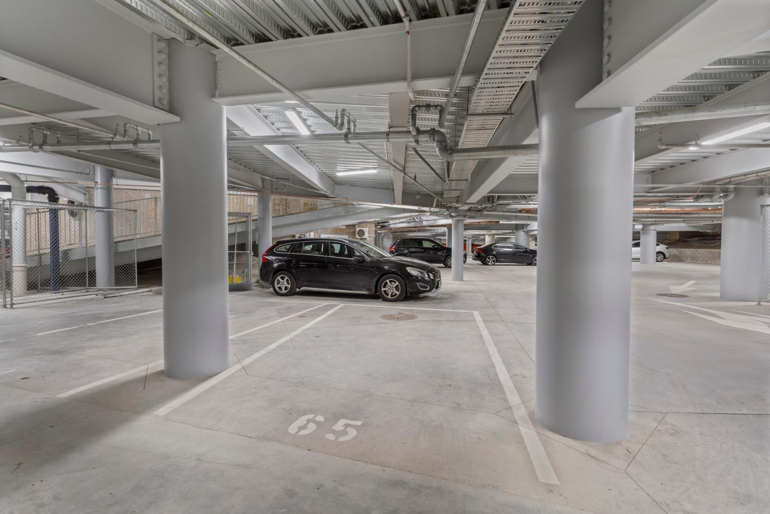 Modern Apartment & Parking - Central & Quite 3