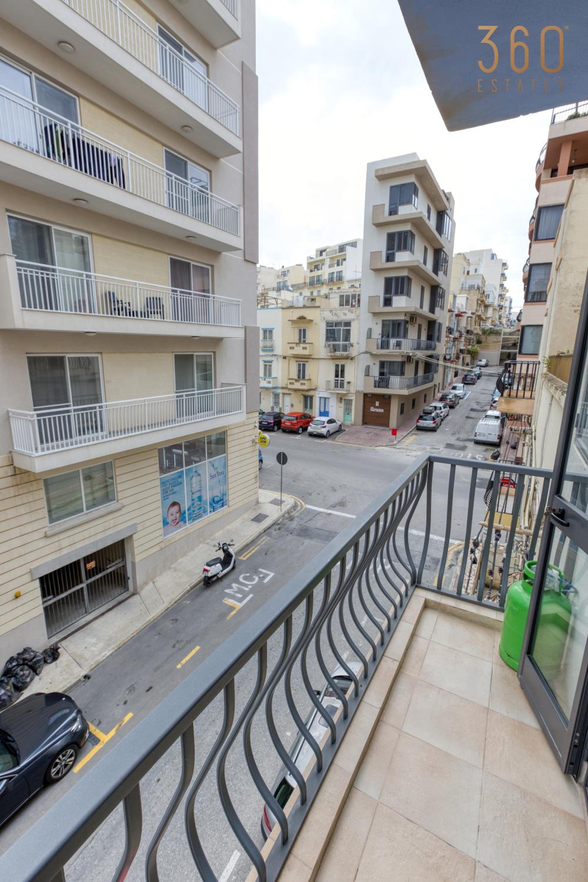 Comfy 2BR apartment in the centre with WIFI & AC by 360 Estates photo 2