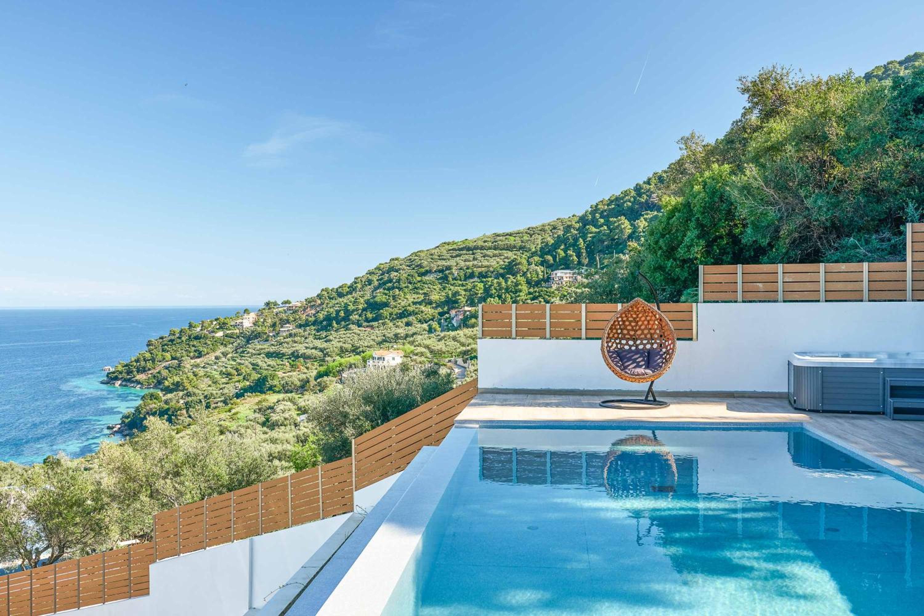 Alkyonides Feather photo 4