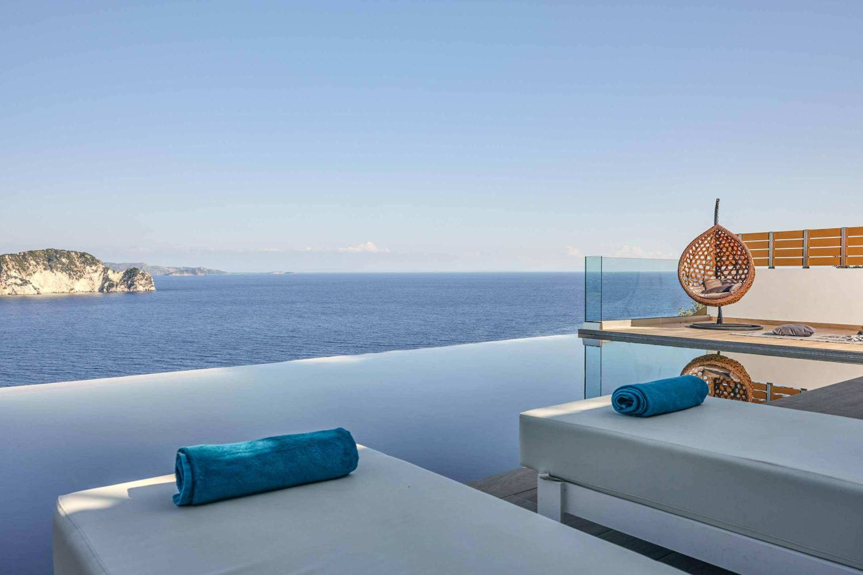 Alkyonides Feather photo 2